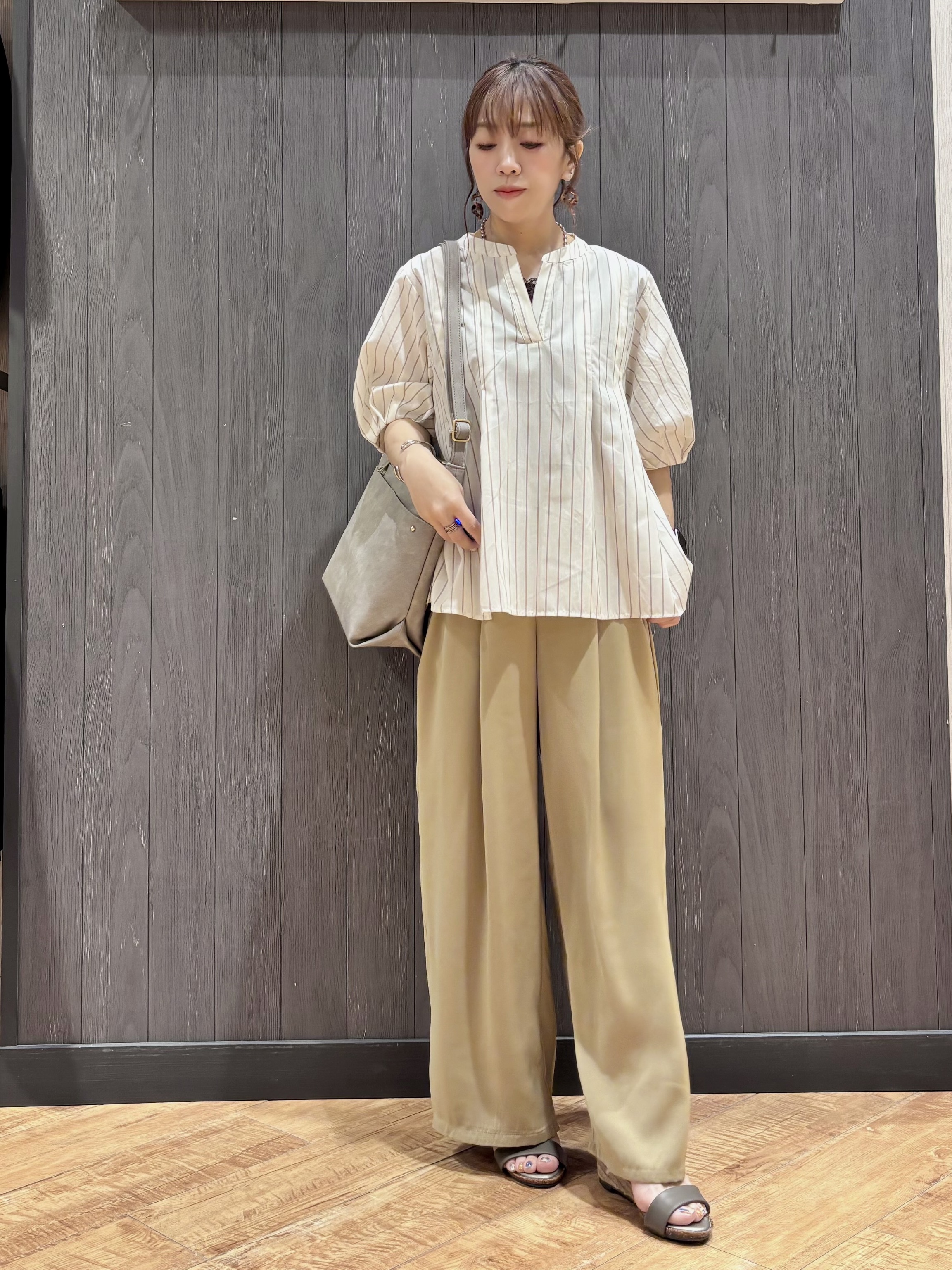 meiさんの「SHOO･LA･RUE｜【高レビュー/洗濯後しわになりにくい/インせず着られる】自然に体型カバー 麻調ペプラムブラウス」を使ったコーディネート