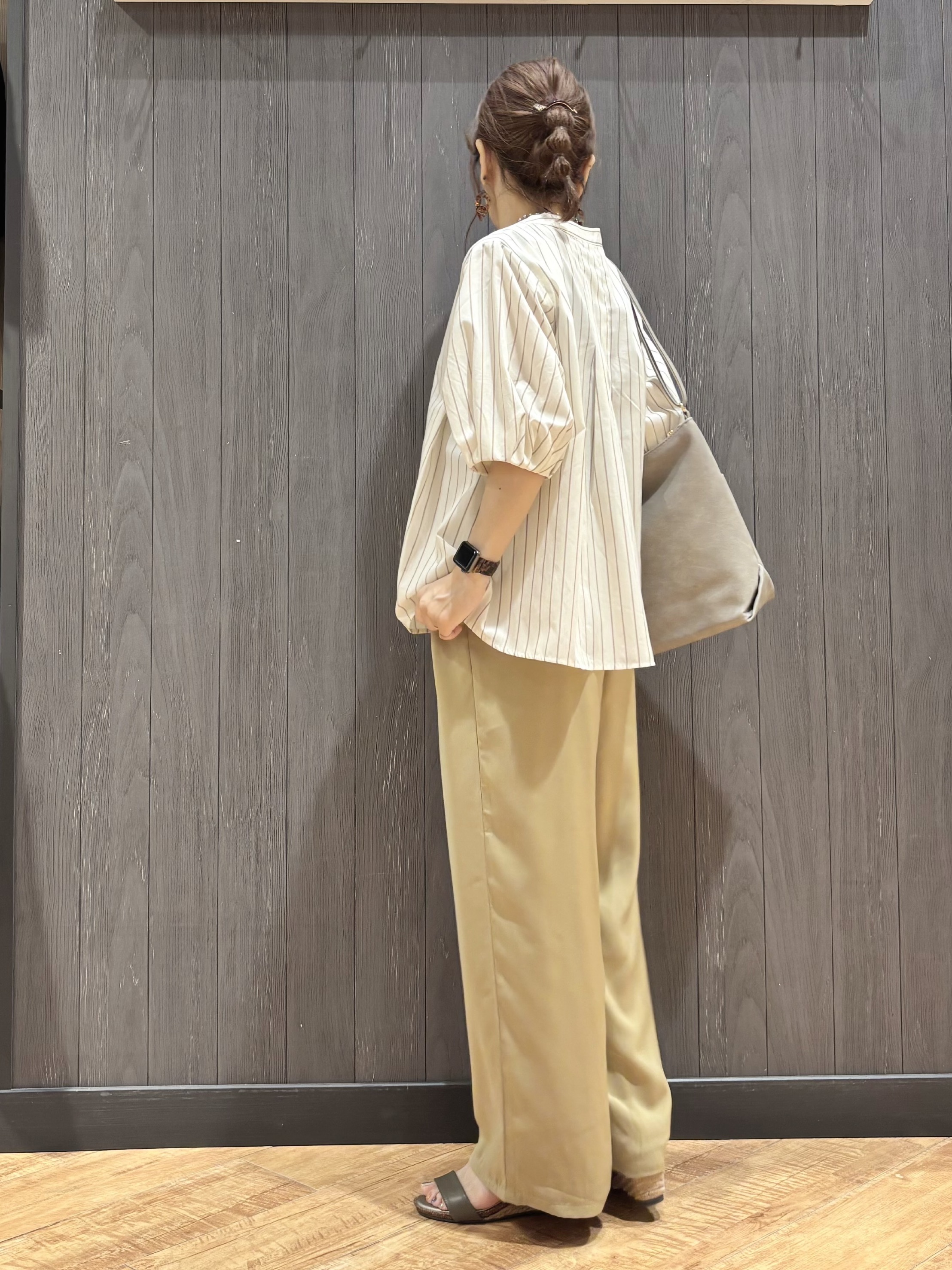 meiさんの「SHOO･LA･RUE｜【高レビュー/洗濯後しわになりにくい/インせず着られる】自然に体型カバー 麻調ペプラムブラウス」を使ったコーディネート