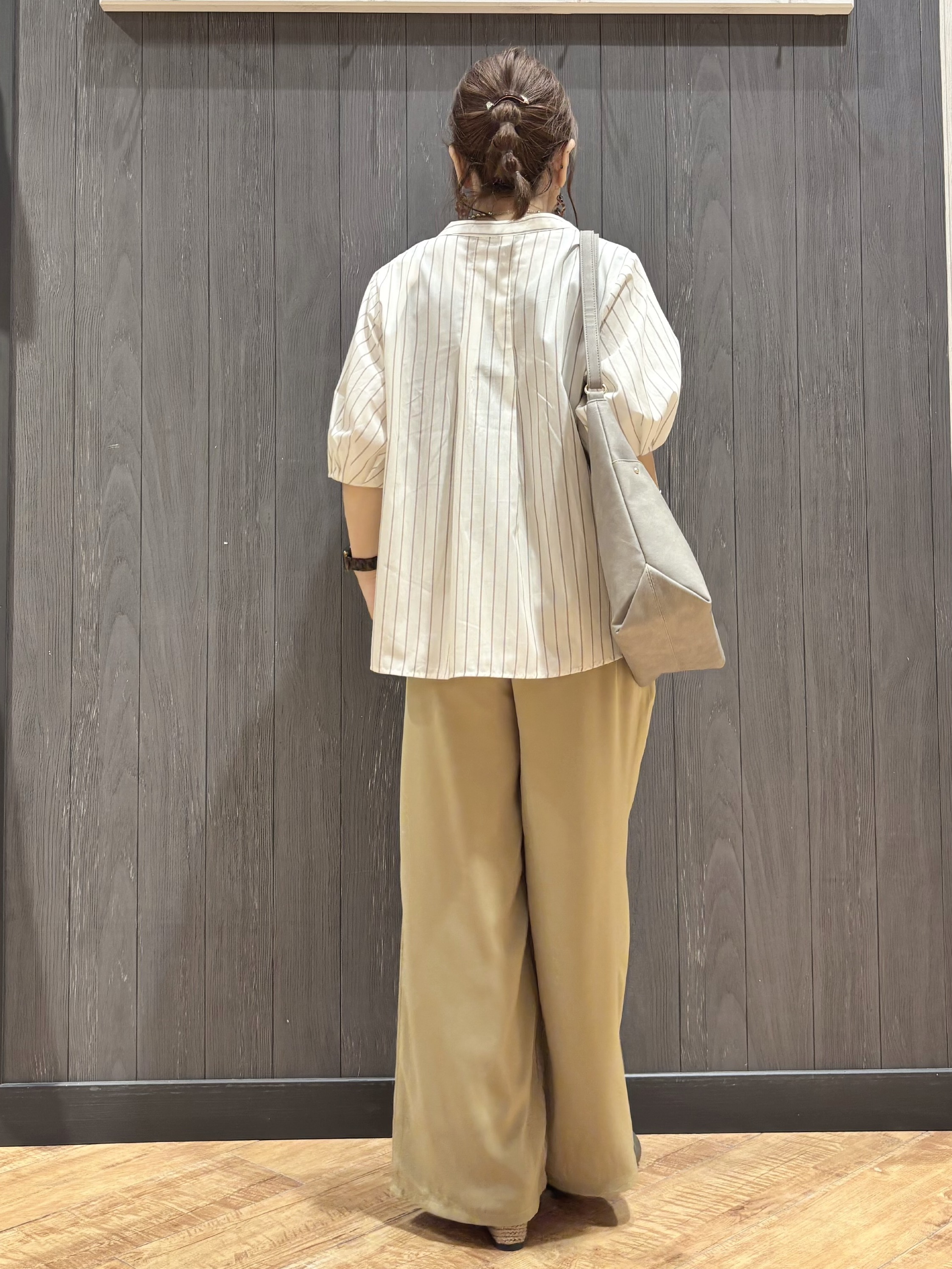 meiさんの「SHOO･LA･RUE｜【高レビュー/洗濯後しわになりにくい/インせず着られる】自然に体型カバー 麻調ペプラムブラウス」を使ったコーディネート