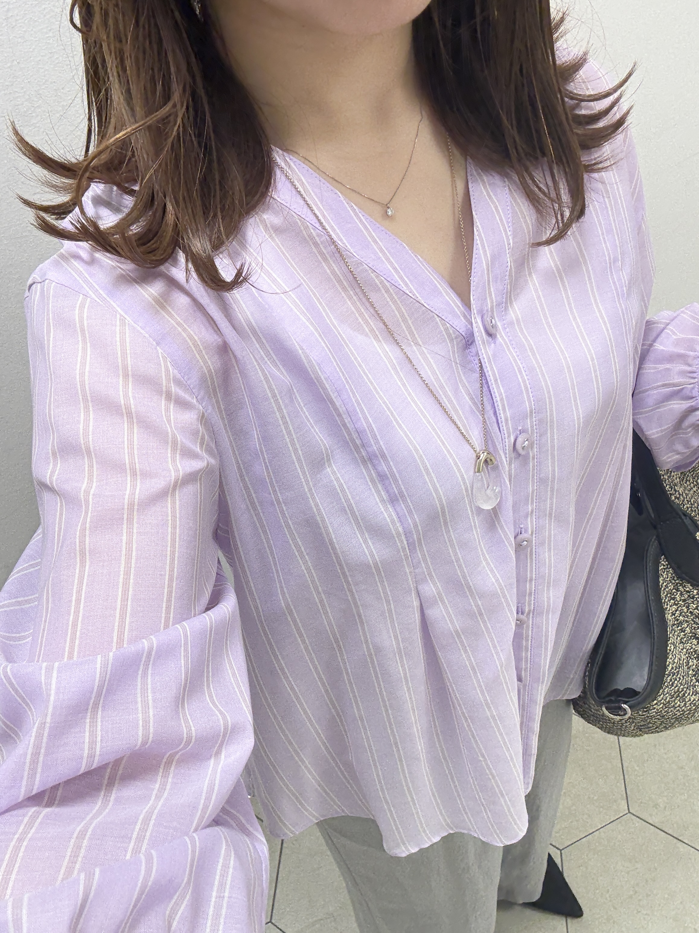 kahoさんの「INDIVI｜【洗える／軽やか】無地＆ストライプ柄 切替タックブラウス」を使ったコーディネート