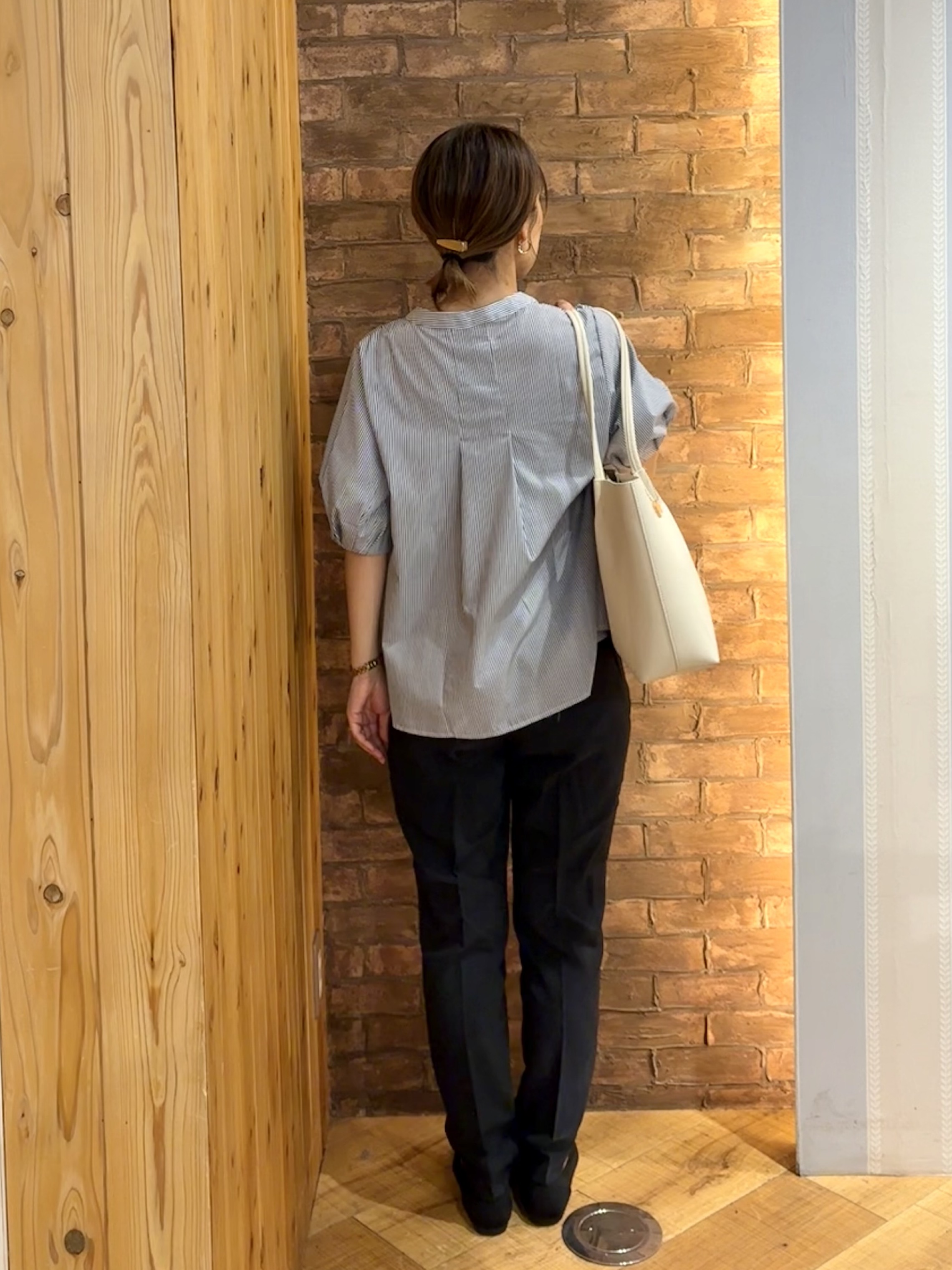 mieさんの「SHOO･LA･RUE｜【高レビュー/洗濯後しわになりにくい/インせず着られる】自然に体型カバー 麻調ペプラムブラウス」を使ったコーディネート