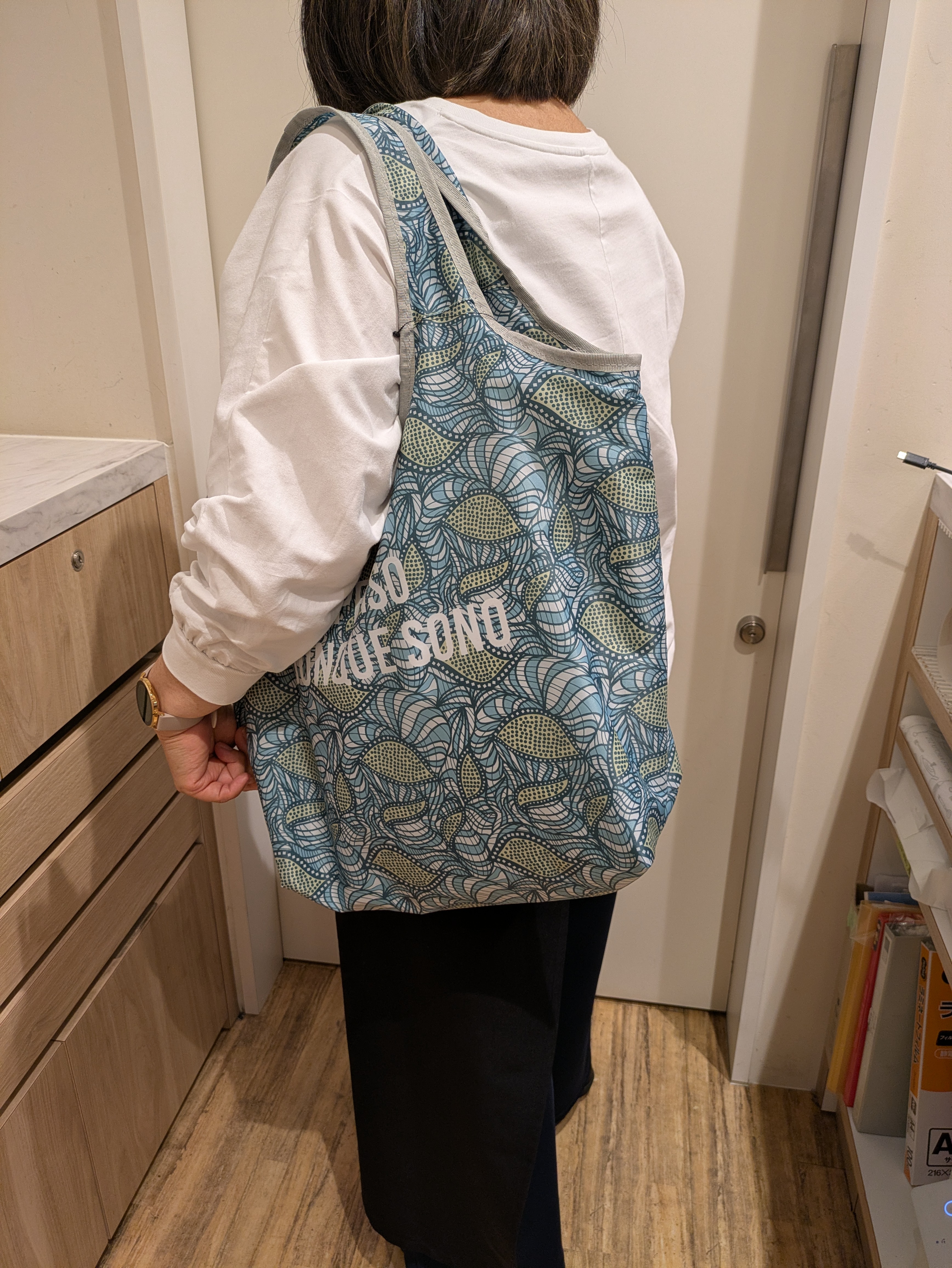 TERUTERUさんの「212 KITCHEN STORE｜ラタ 保冷コンパクトエコバッグ リップルグリーン」を使ったコーディネート