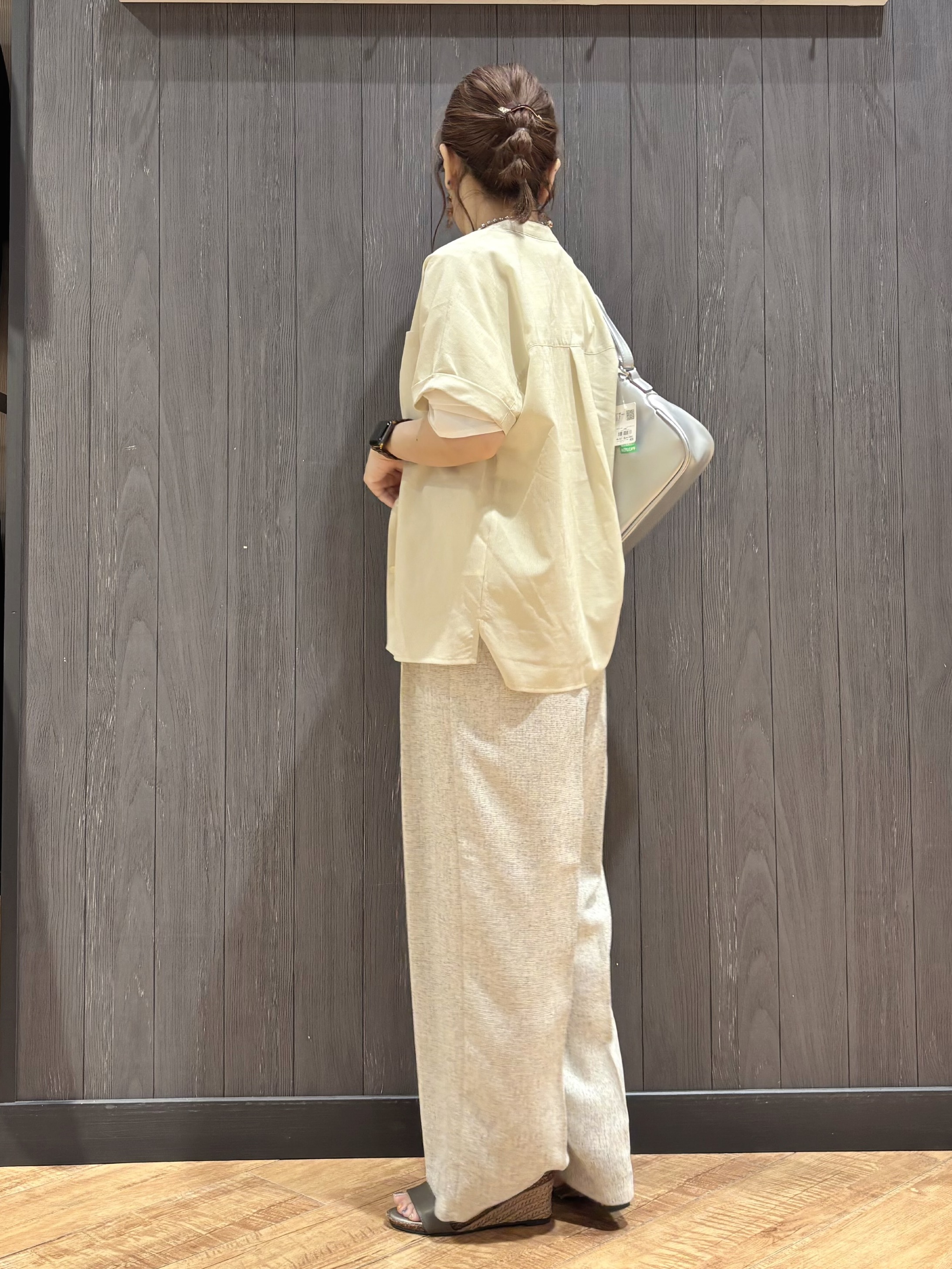 meiさんの「SHOO･LA･RUE｜【さらり快適/洗濯機可/S-LL】風が通り抜ける 半袖バンドカラーシアーシャツ」を使ったコーディネート