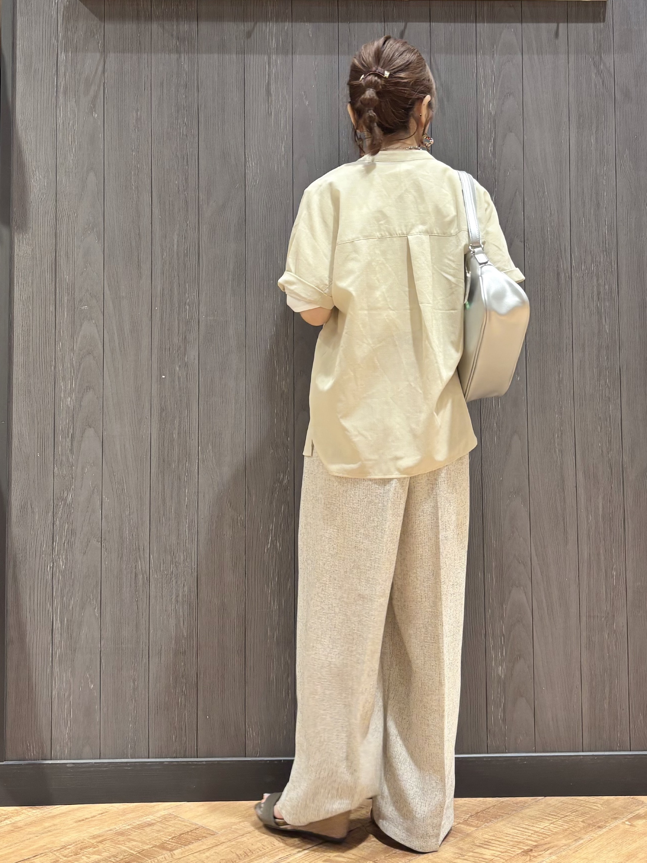 meiさんの「SHOO･LA･RUE｜【さらり快適/洗濯機可/S-LL】風が通り抜ける 半袖バンドカラーシアーシャツ」を使ったコーディネート