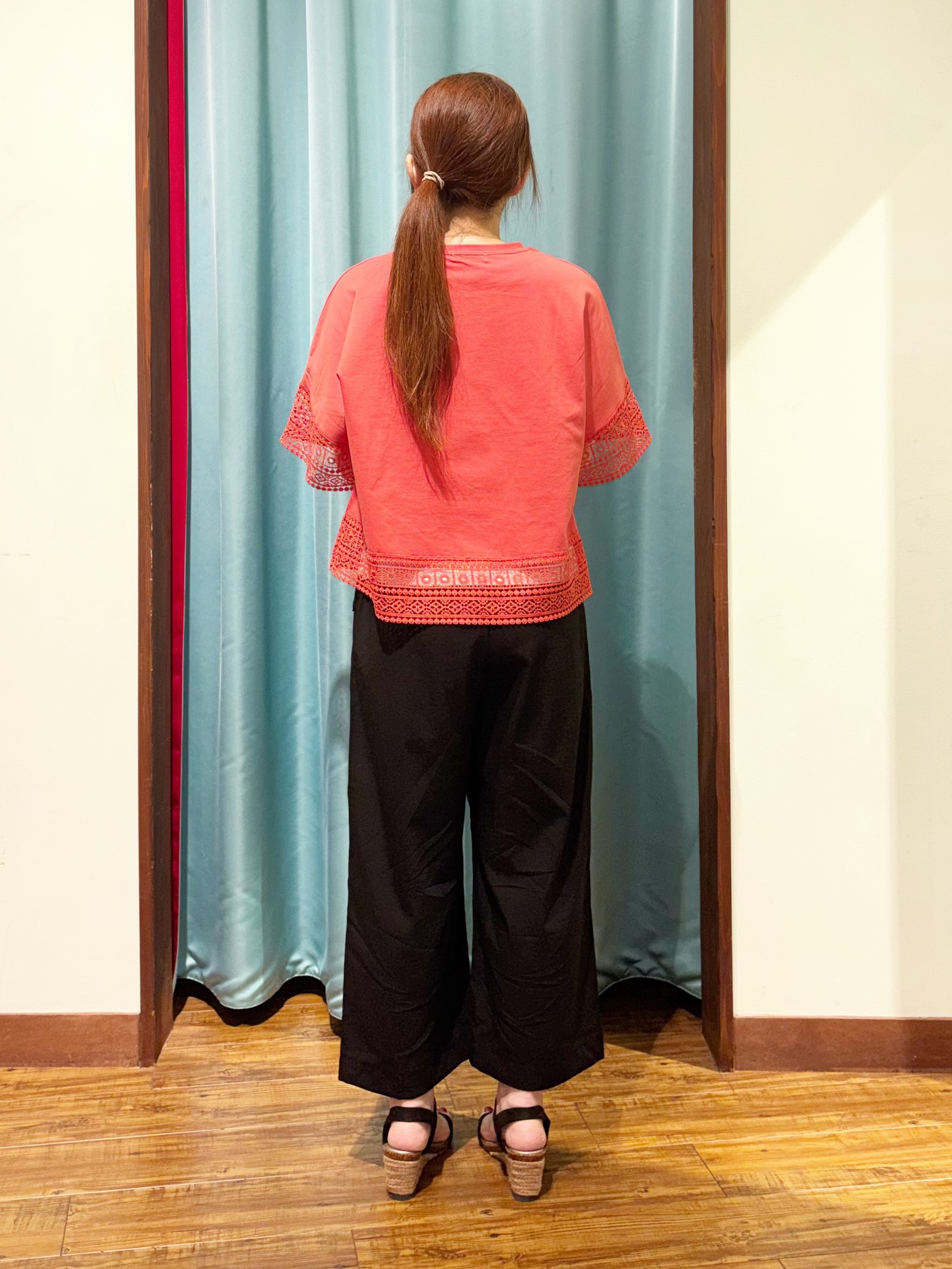 tukiさんの「SHOO･LA･RUE｜【洗濯機可/ひんやり/体型カバー/S-LL】レース使いがポイント デザインTシャツ」を使ったコーディネート