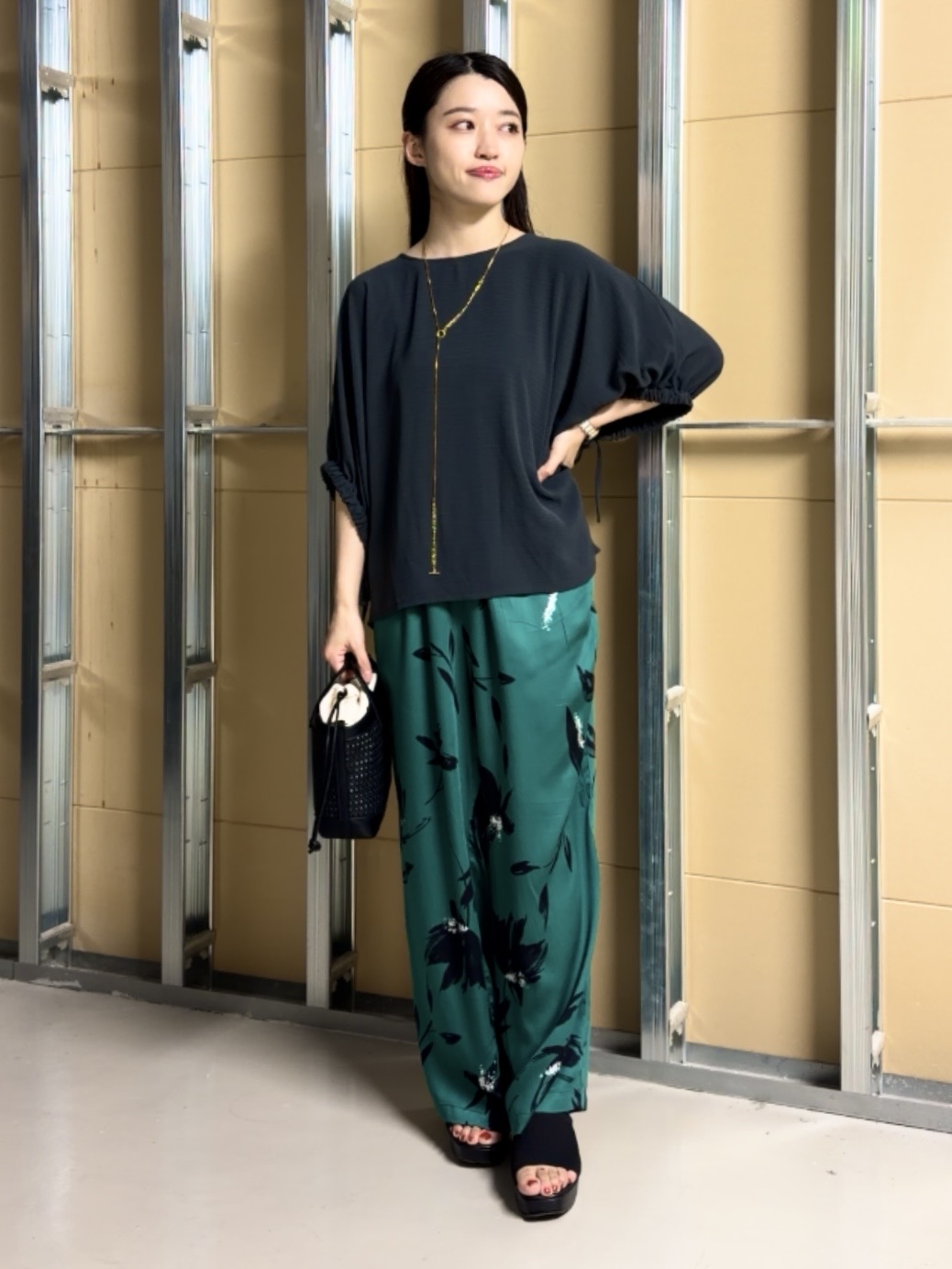 sahoさんの「THE SHOP TK｜【ひんやり/防しわ/UV/吸水速乾】袖ドロストドルマントップス」を使ったコーディネート