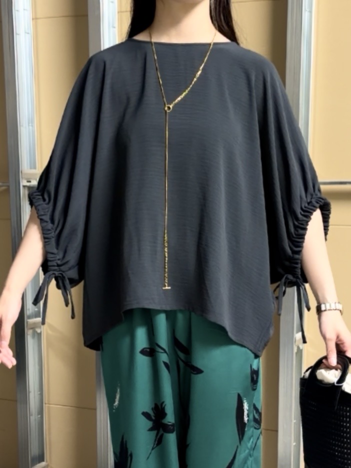 sahoさんの「THE SHOP TK｜【ひんやり/防しわ/UV/吸水速乾】袖ドロストドルマントップス」を使ったコーディネート