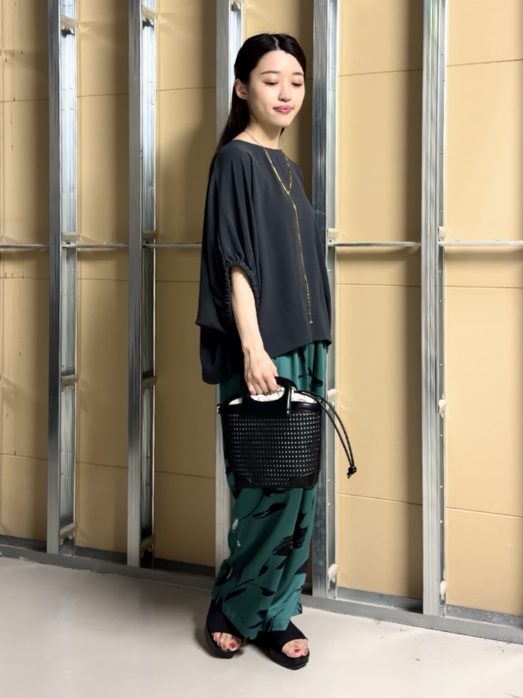 sahoさんの「THE SHOP TK｜【ひんやり/防しわ/UV/吸水速乾】袖ドロストドルマントップス」を使ったコーディネート