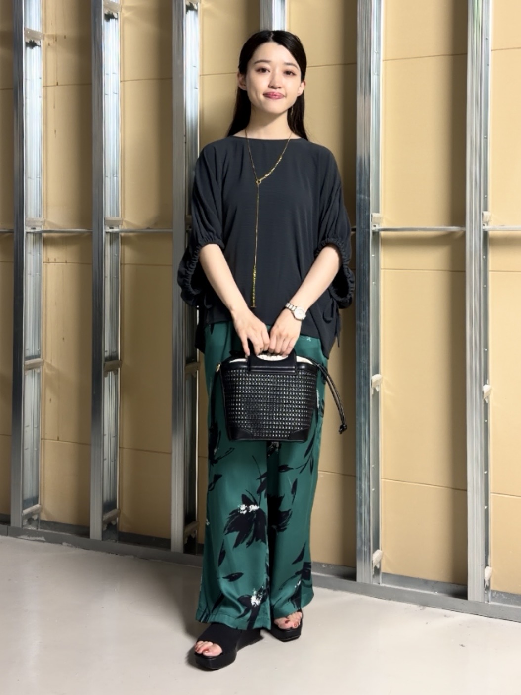 sahoさんの「THE SHOP TK｜【ひんやり/防しわ/UV/吸水速乾】袖ドロストドルマントップス」を使ったコーディネート