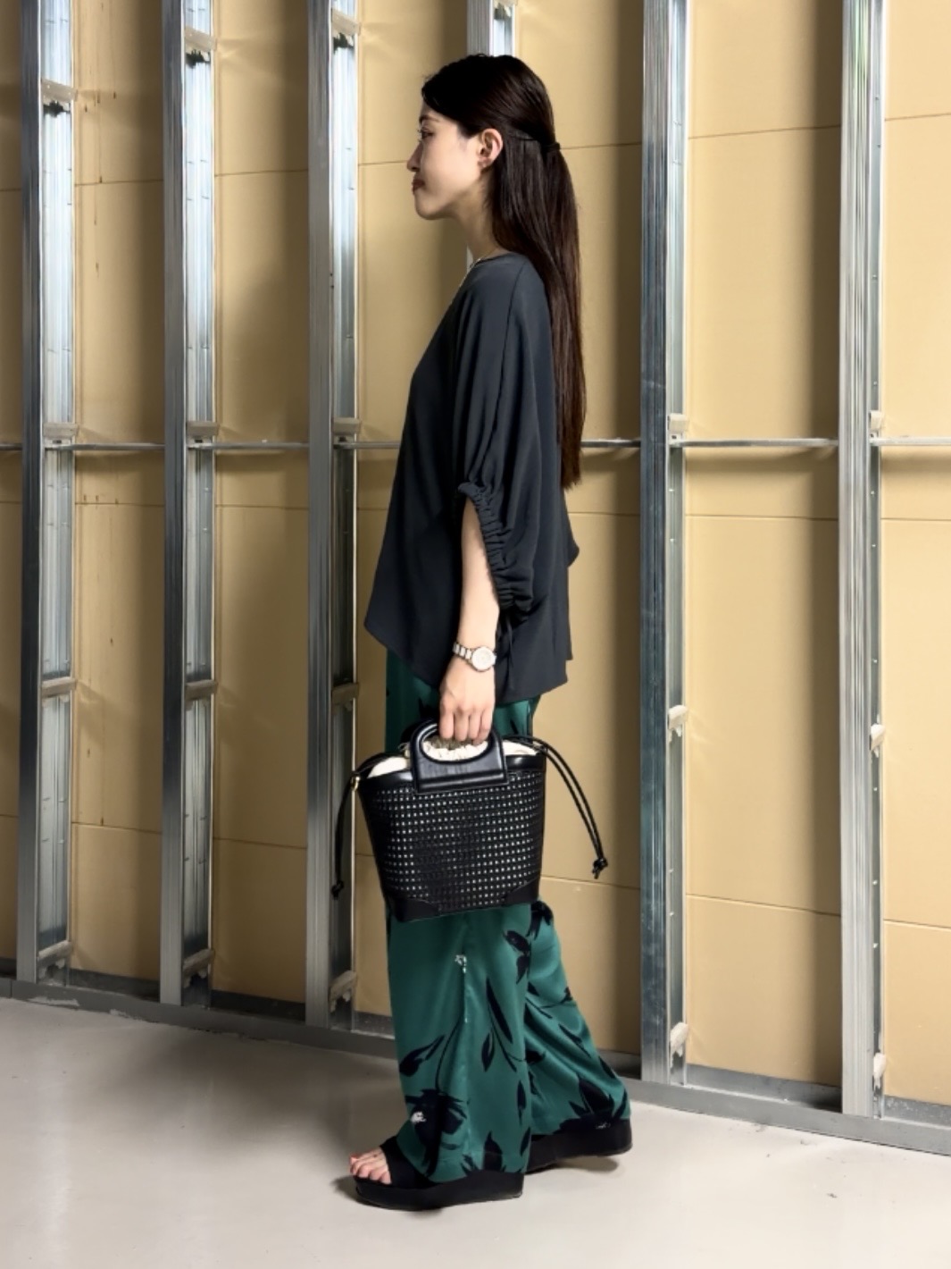 sahoさんの「THE SHOP TK｜【ひんやり/防しわ/UV/吸水速乾】袖ドロストドルマントップス」を使ったコーディネート