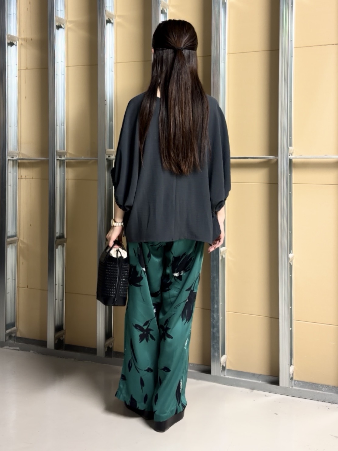 sahoさんの「THE SHOP TK｜【ひんやり/防しわ/UV/吸水速乾】袖ドロストドルマントップス」を使ったコーディネート