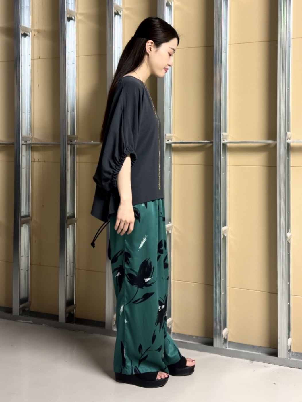 sahoさんの「THE SHOP TK｜【ひんやり/防しわ/UV/吸水速乾】袖ドロストドルマントップス」を使ったコーディネート