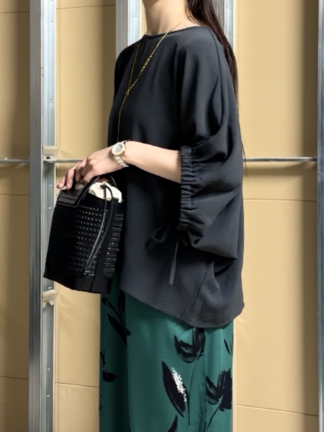 sahoさんの「THE SHOP TK｜【ひんやり/防しわ/UV/吸水速乾】袖ドロストドルマントップス」を使ったコーディネート
