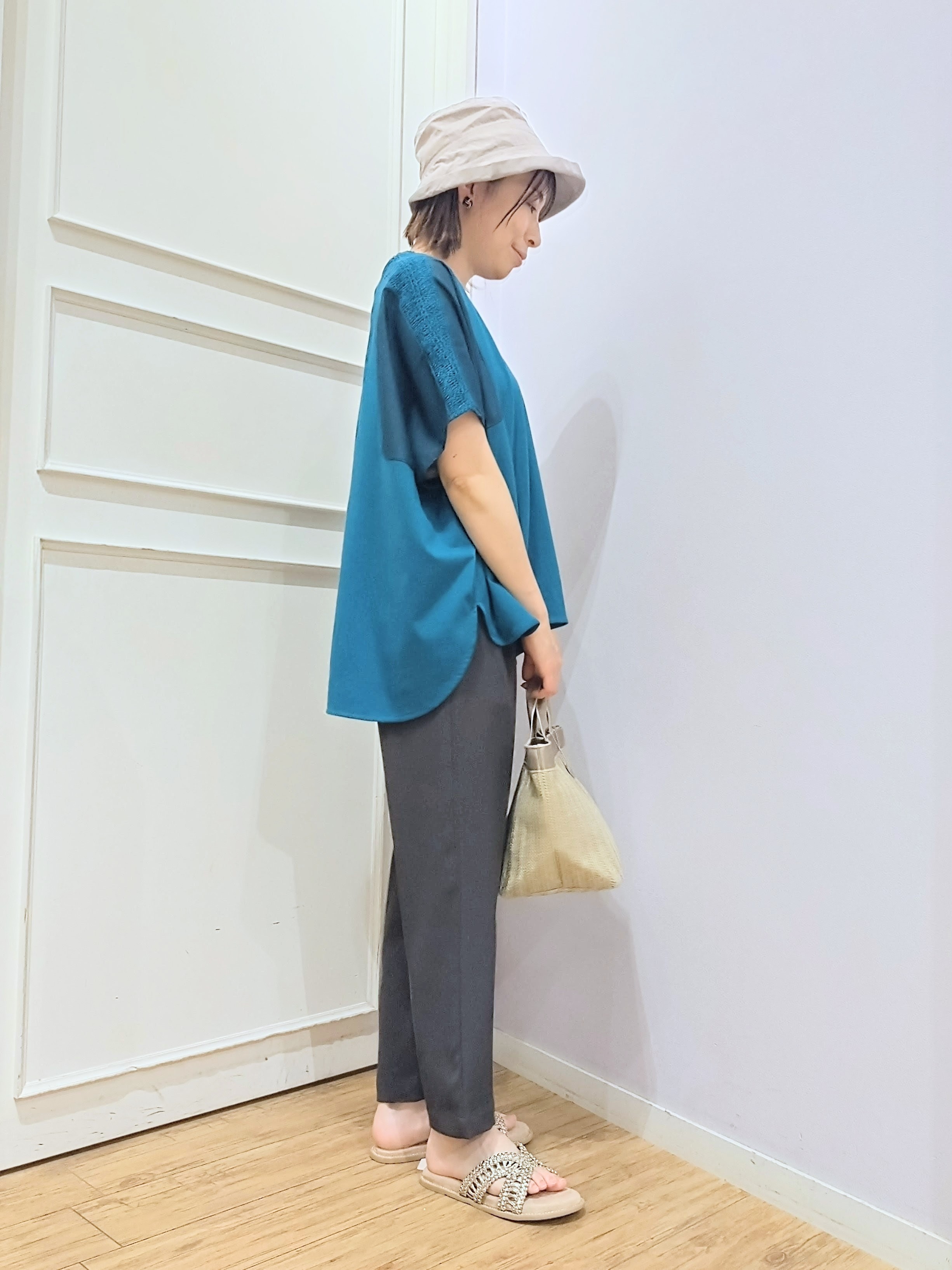 miomioさんの「SHOO･LA･RUE｜【ひんやり/洗濯機可/体型カバー】インせず着られる 肩レース切り替えポンチョ風トップス」を使ったコーディネート
