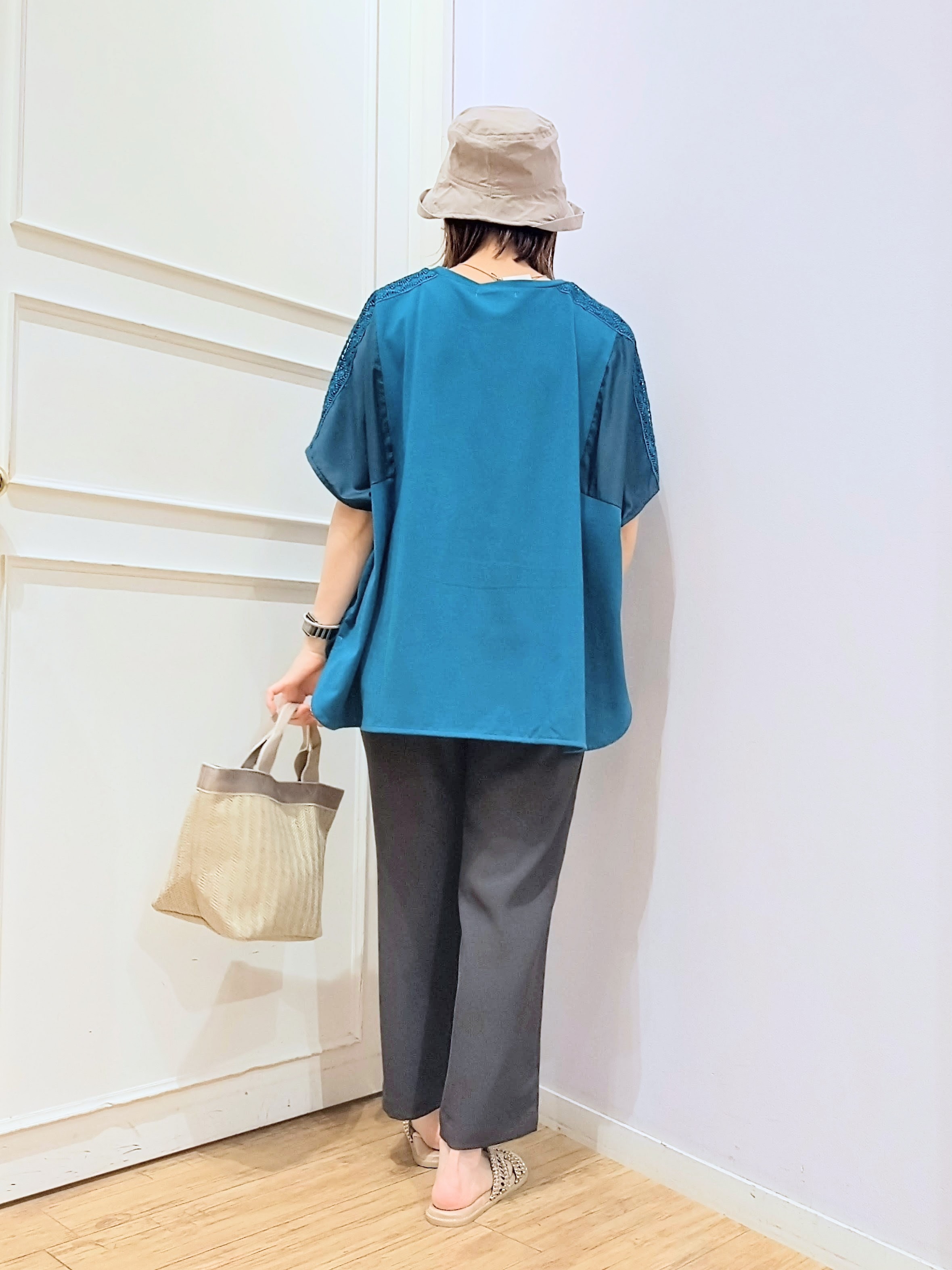 miomioさんの「SHOO･LA･RUE｜【ひんやり/洗濯機可/体型カバー】インせず着られる 肩レース切り替えポンチョ風トップス」を使ったコーディネート