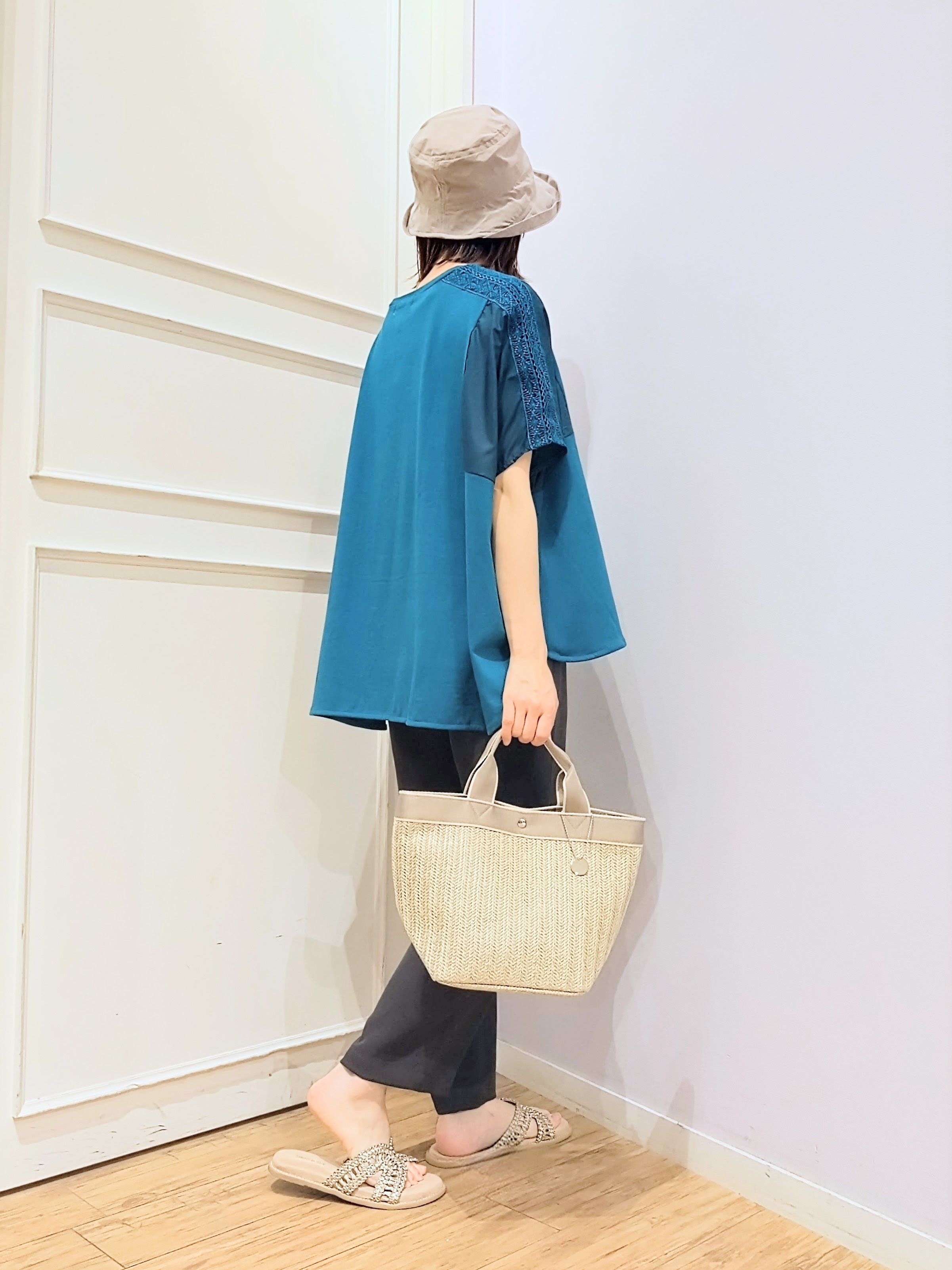 miomioさんの「SHOO･LA･RUE｜【ひんやり/洗濯機可/体型カバー】インせず着られる 肩レース切り替えポンチョ風トップス」を使ったコーディネート