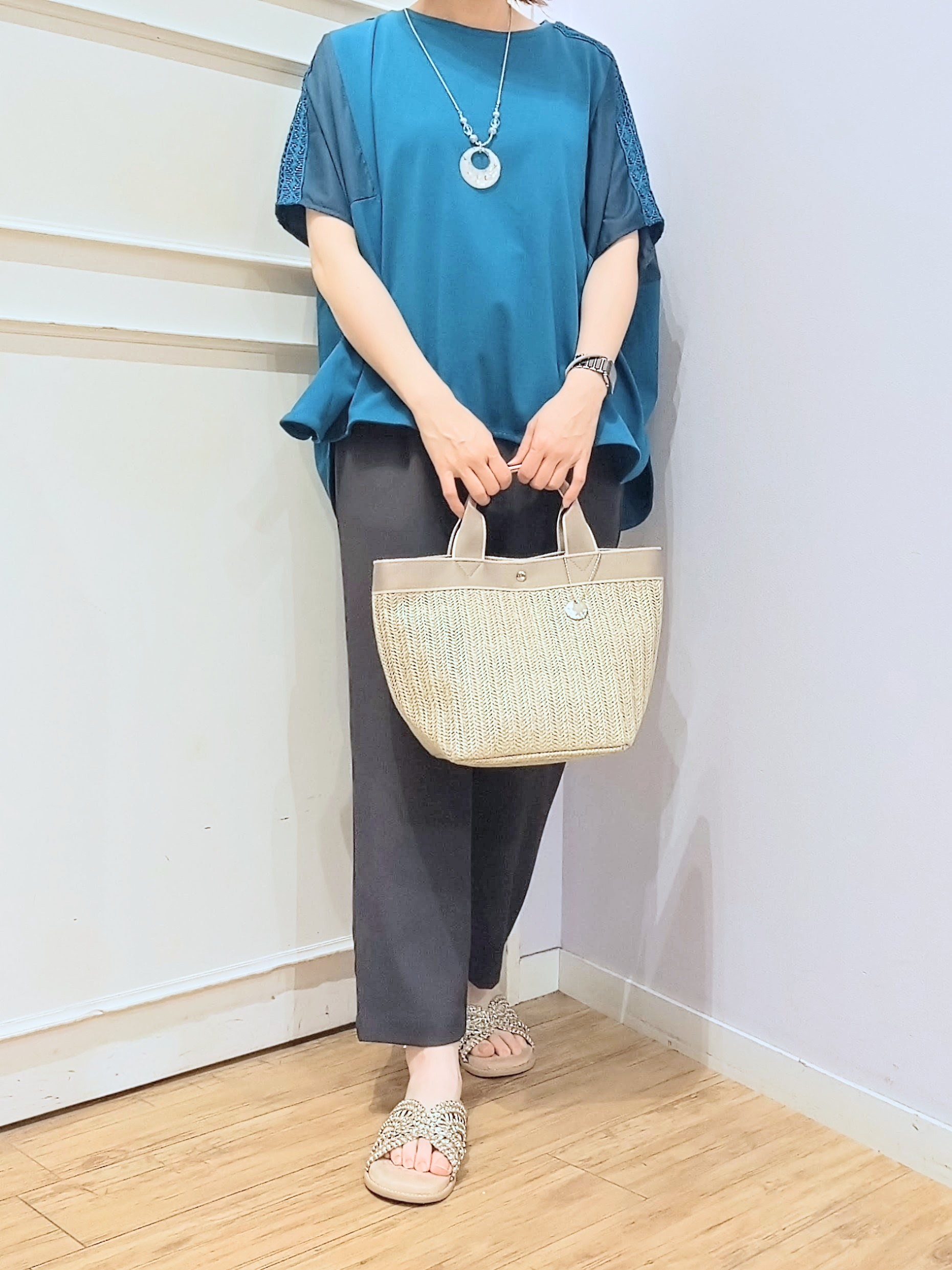 miomioさんの「SHOO･LA･RUE｜【ひんやり/洗濯機可/体型カバー】インせず着られる 肩レース切り替えポンチョ風トップス」を使ったコーディネート