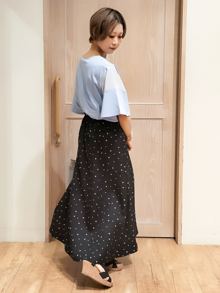 YUKIさんの「SHOO･LA･RUE｜【ひんやり/S-LL/体型カバー】フレアスリーブで二の腕を自然にカバー 浅VネックTシャツ」を使ったコーディネート
