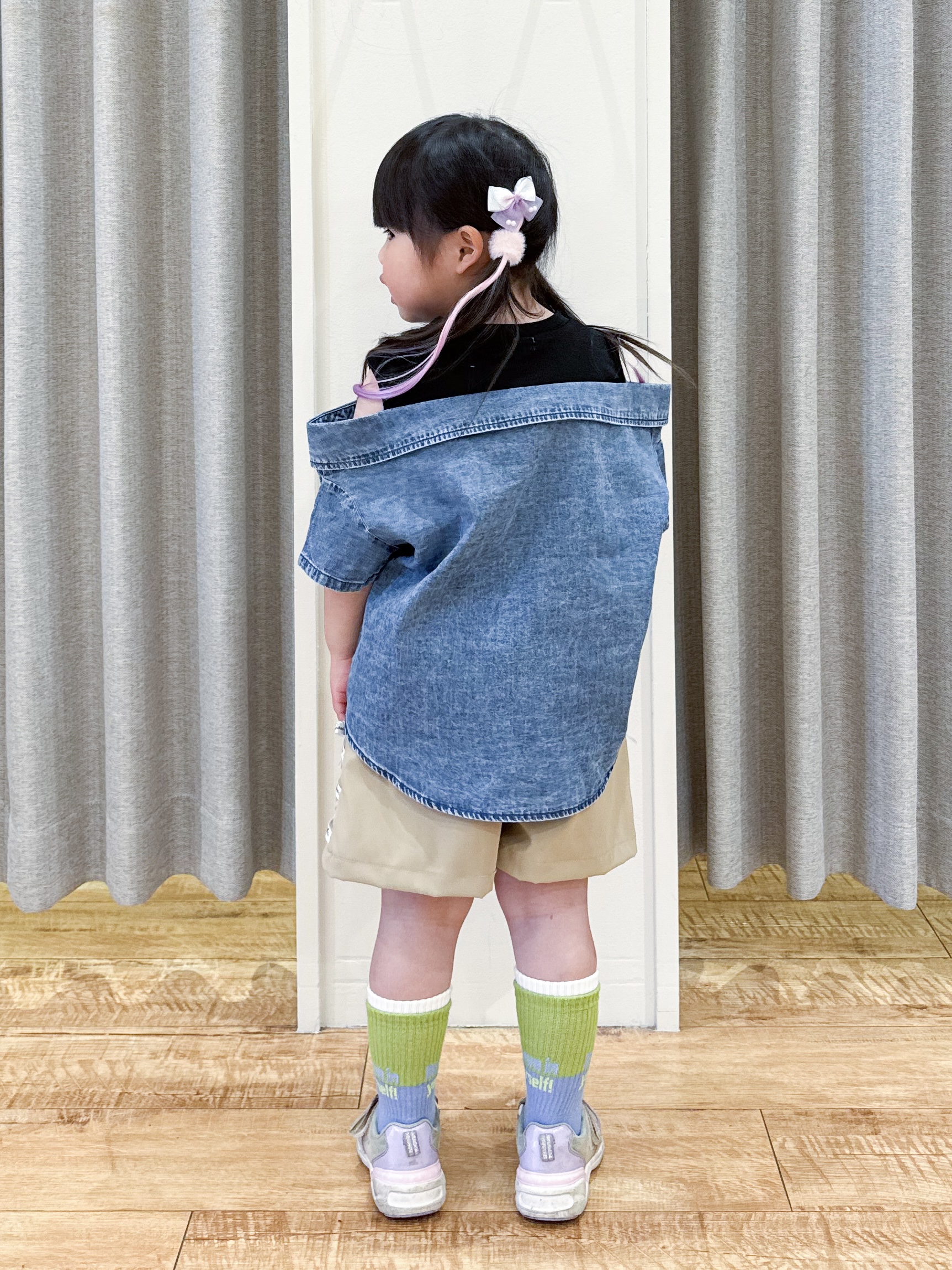 愛さんの「SHOO･LA･RUE｜【120-150cm】肩あきデニムドッキングシャツ」を使ったコーディネート
