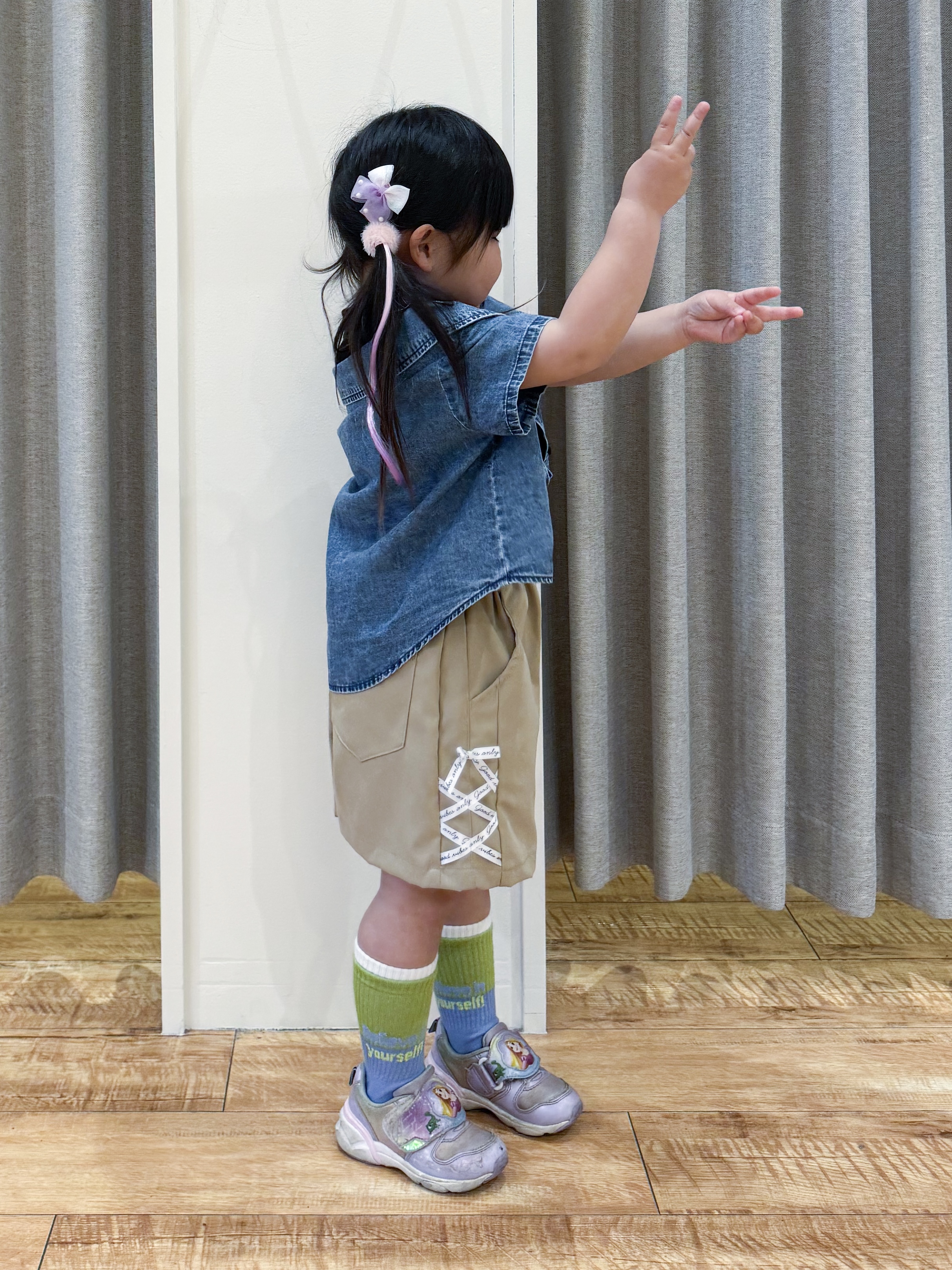 愛さんの「SHOO･LA･RUE｜【120-150cm】肩あきデニムドッキングシャツ」を使ったコーディネート
