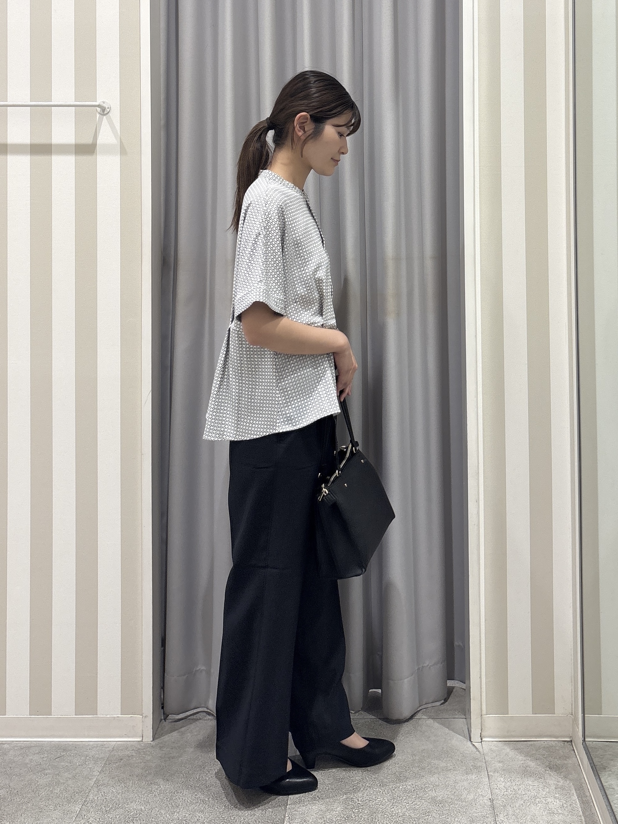 Rikaさんの「SHOO･LA･RUE｜【ひんやり/UV/通勤】洗濯後しわになりにくい インしない ウエストタックペプラムブラウス」を使ったコーディネート