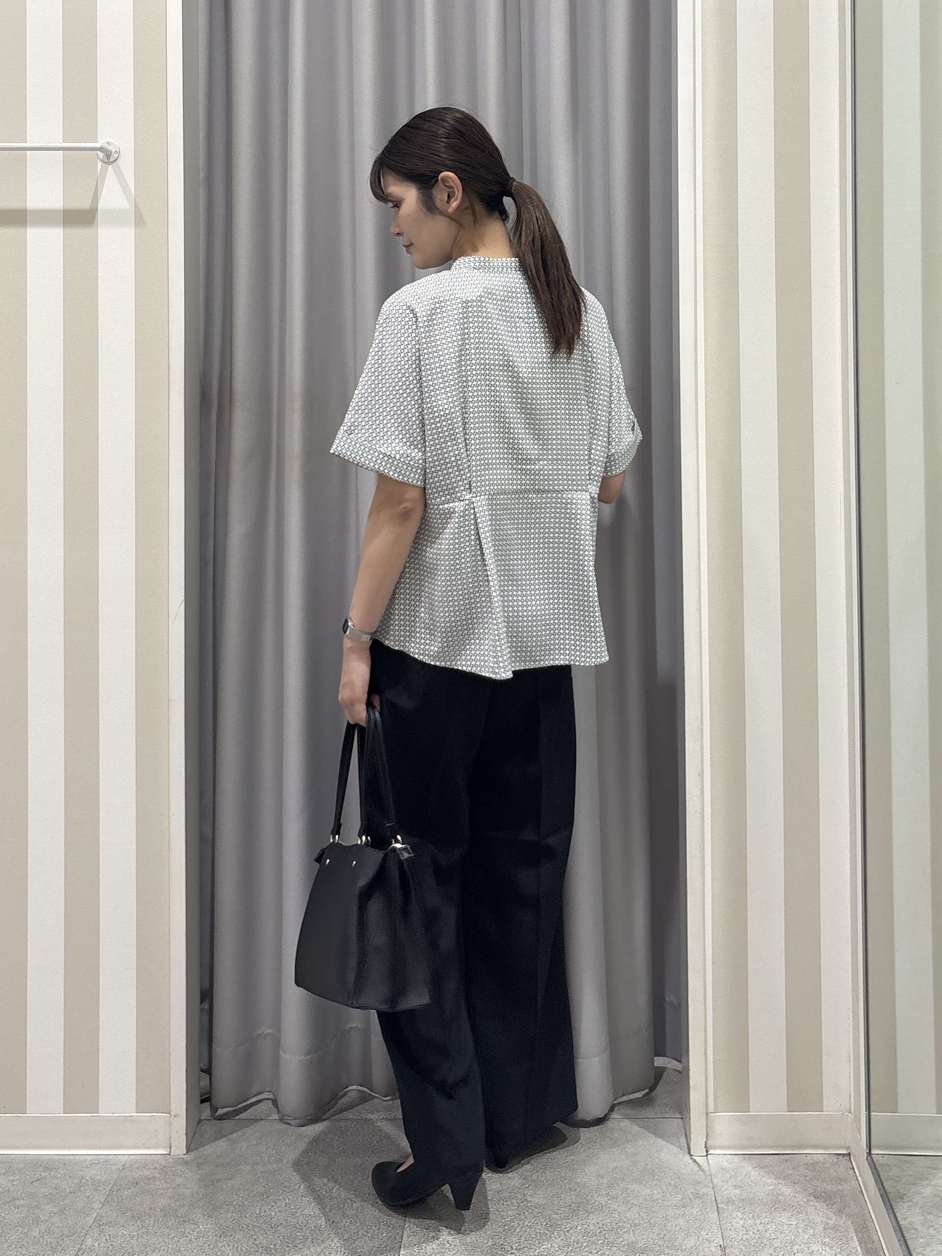 Rikaさんの「SHOO･LA･RUE｜【ひんやり/UV/通勤】洗濯後しわになりにくい インしない ウエストタックペプラムブラウス」を使ったコーディネート