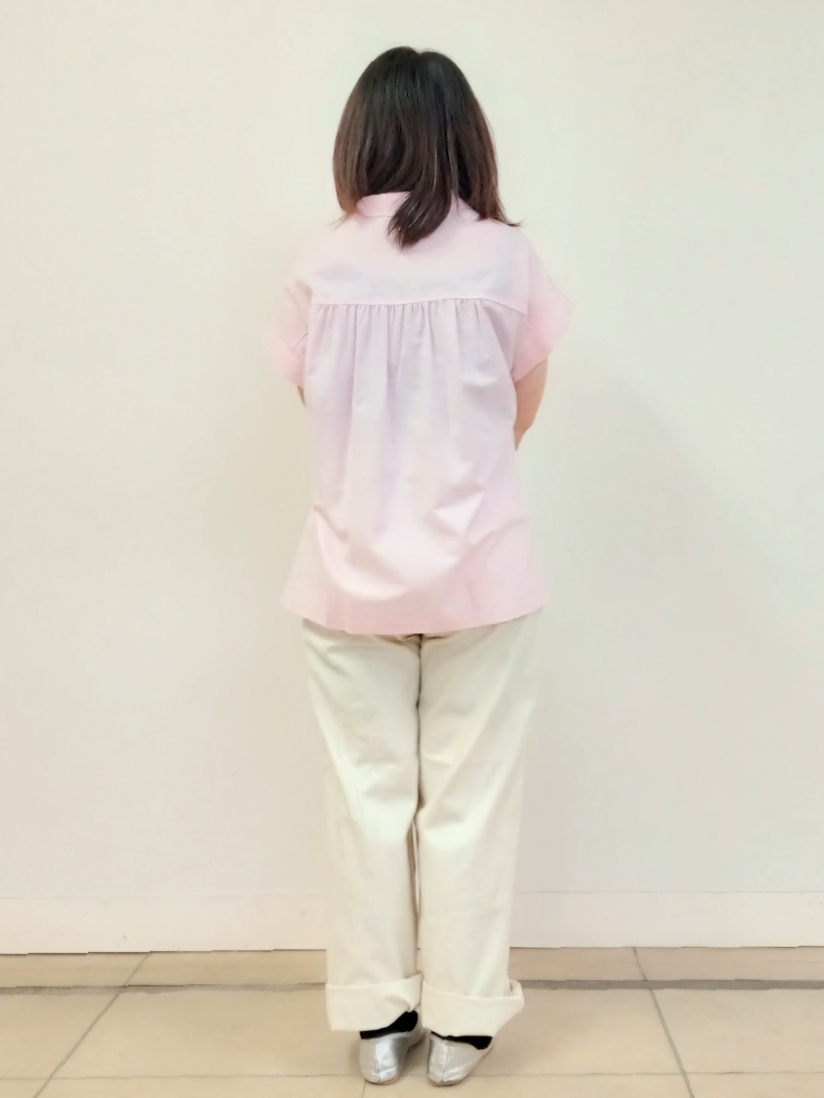 emiさんの「DRESSTERIOR｜【毎年人気/ウォッシャブル】バックフレアオックスシャツ」を使ったコーディネート