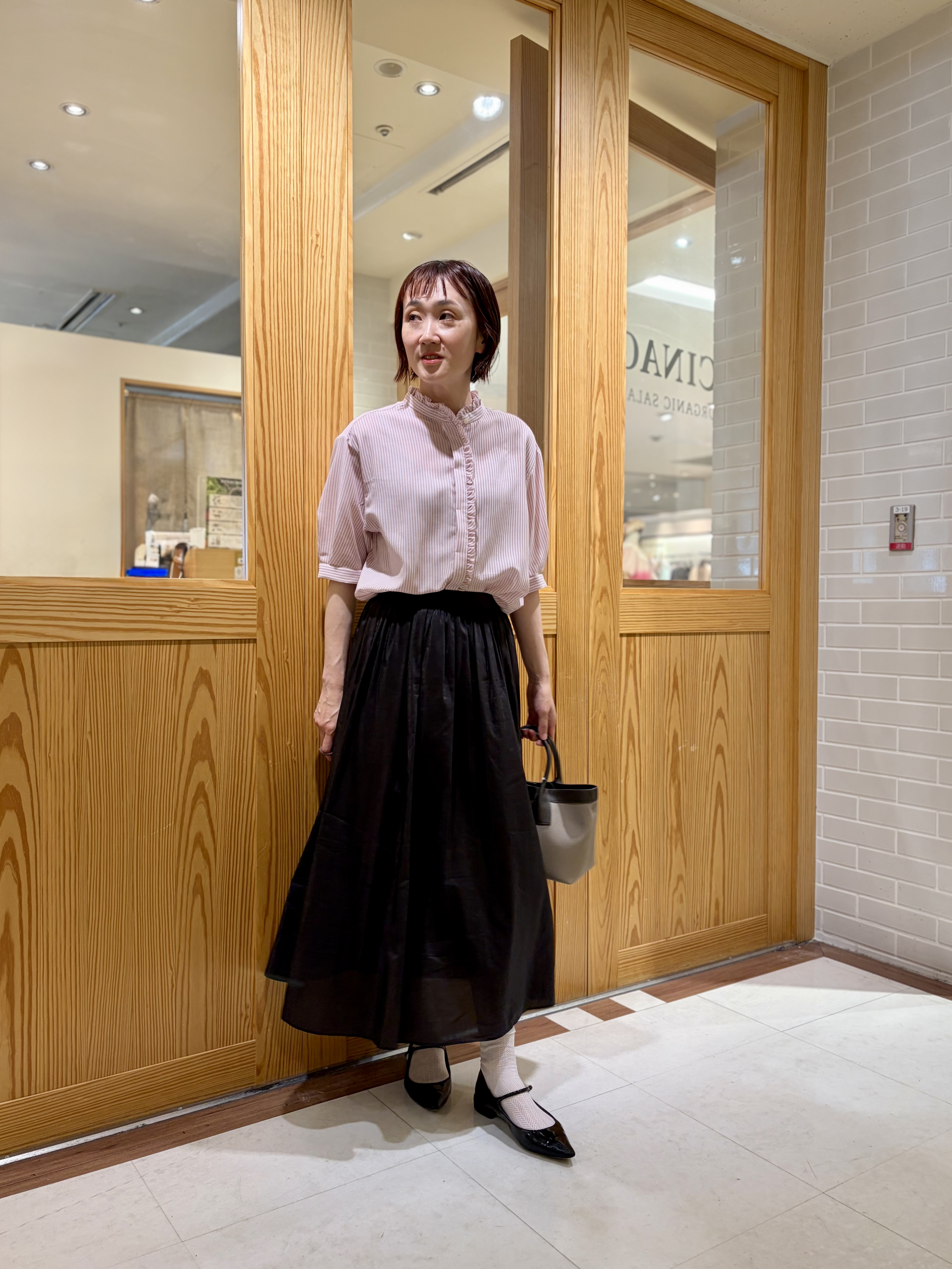 ゆうさんの「UNTITLED｜【接触冷感/通気性/洗える】スタンドカラーフリルブラウス」を使ったコーディネート