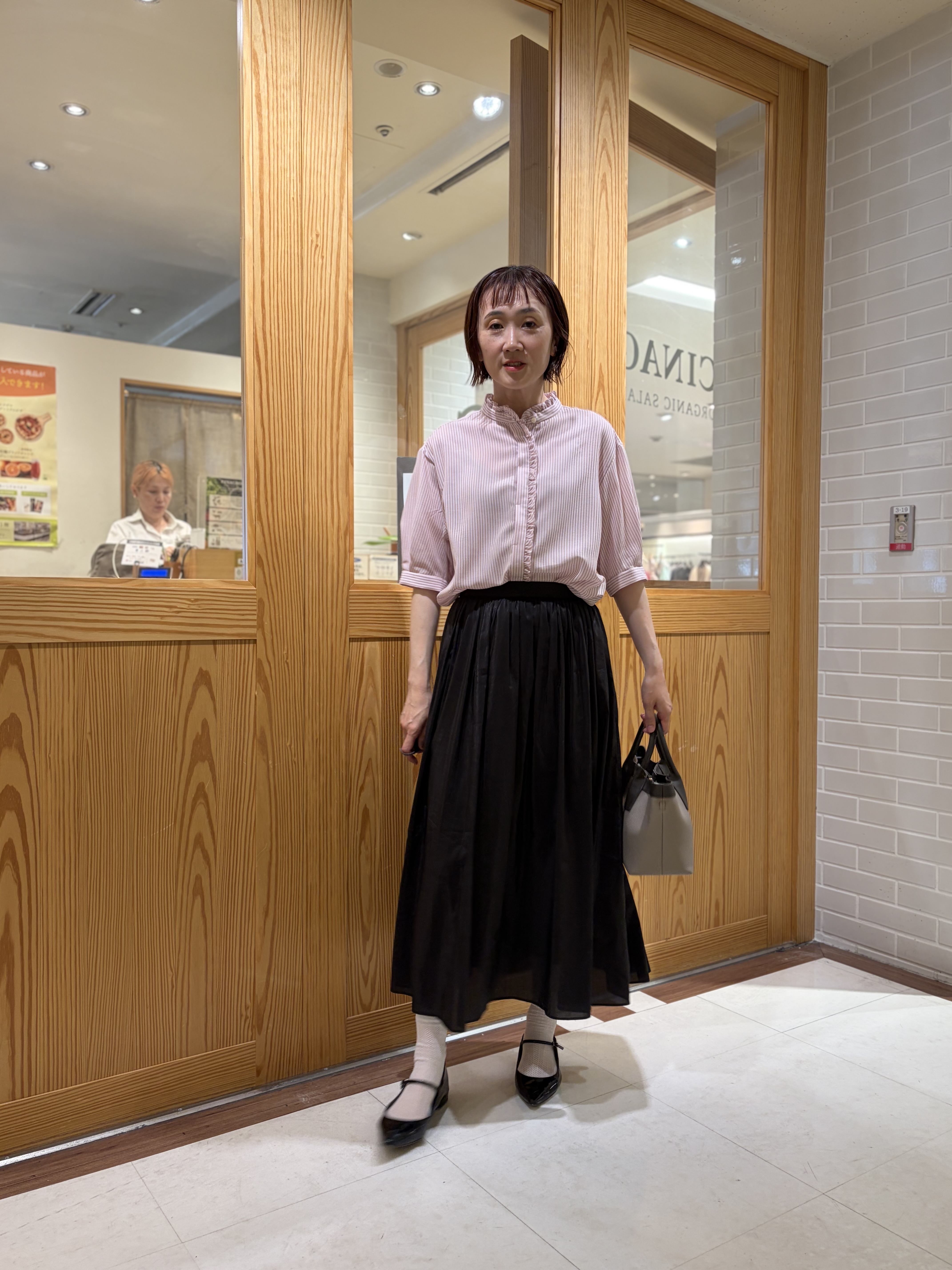 ゆうさんの「UNTITLED｜【接触冷感/通気性/洗える】スタンドカラーフリルブラウス」を使ったコーディネート