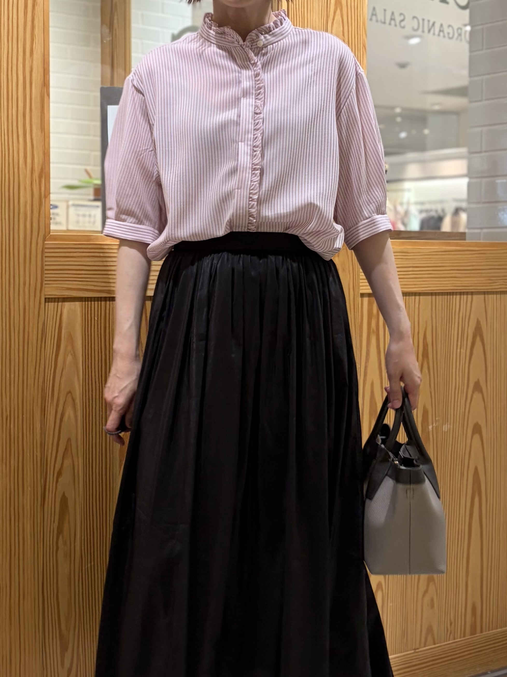 ゆうさんの「UNTITLED｜【接触冷感/通気性/洗える】スタンドカラーフリルブラウス」を使ったコーディネート