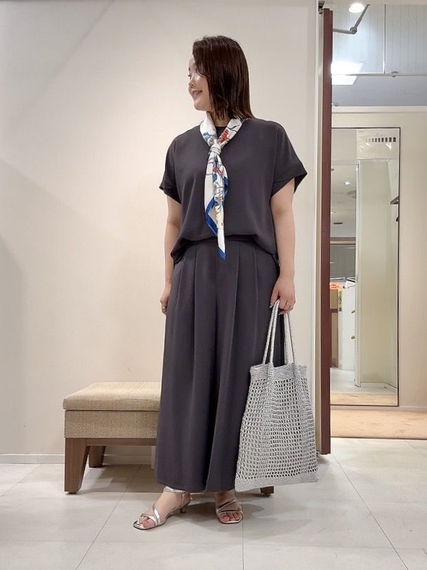 YUIさんの「UNTITLED｜【前後2WAY/はっ水/セットアップ可】リラクシーフレンチスリーブブラウス」を使ったコーディネート