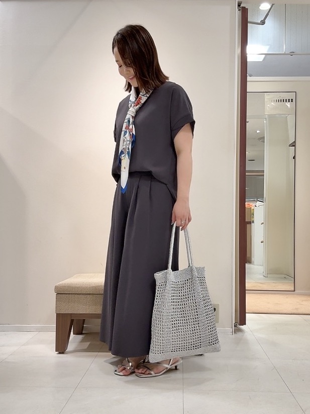 YUIさんの「UNTITLED｜【前後2WAY/はっ水/セットアップ可】リラクシーフレンチスリーブブラウス」を使ったコーディネート