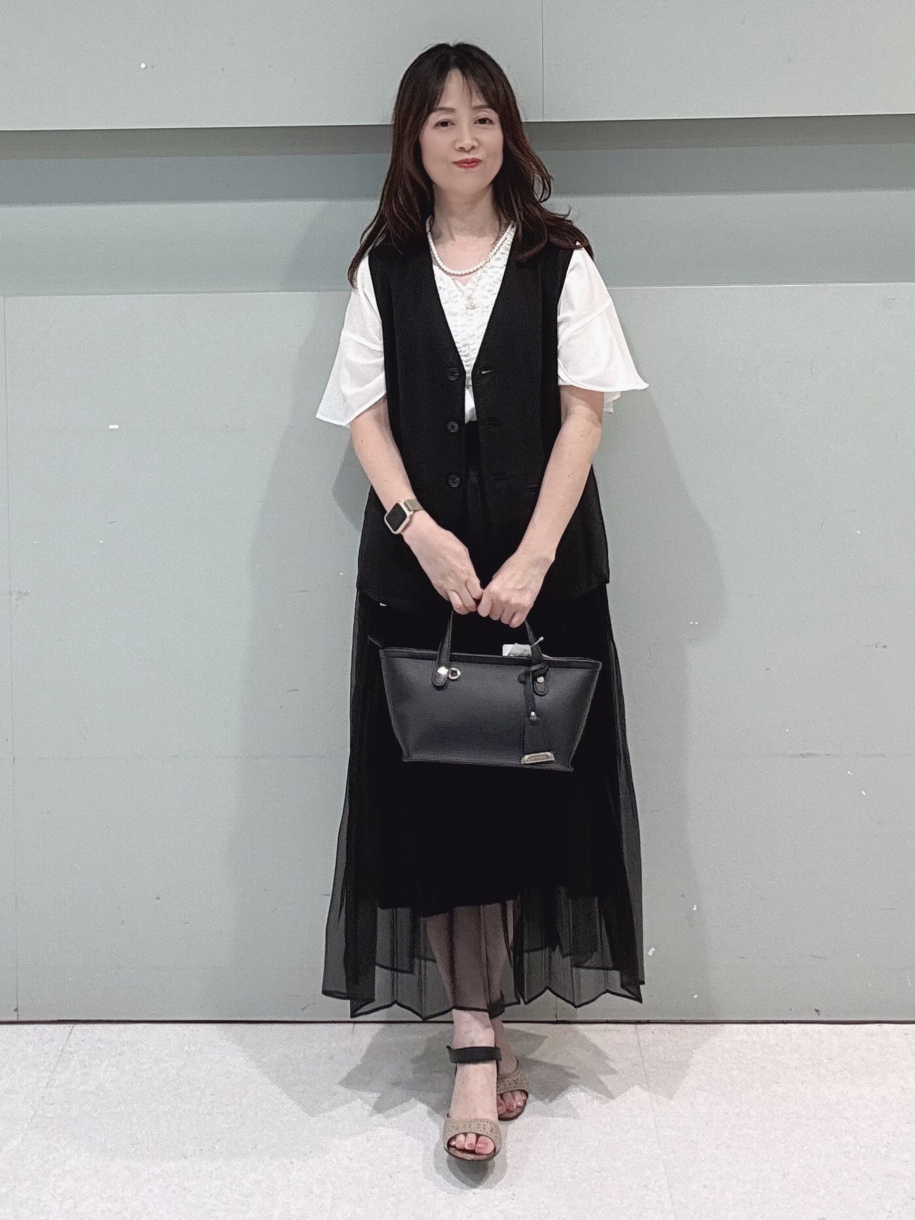 makiさんの「UNTITLED｜【セットアップ可/接触冷感/通気性】ドライシアーVネックジレ」を使ったコーディネート
