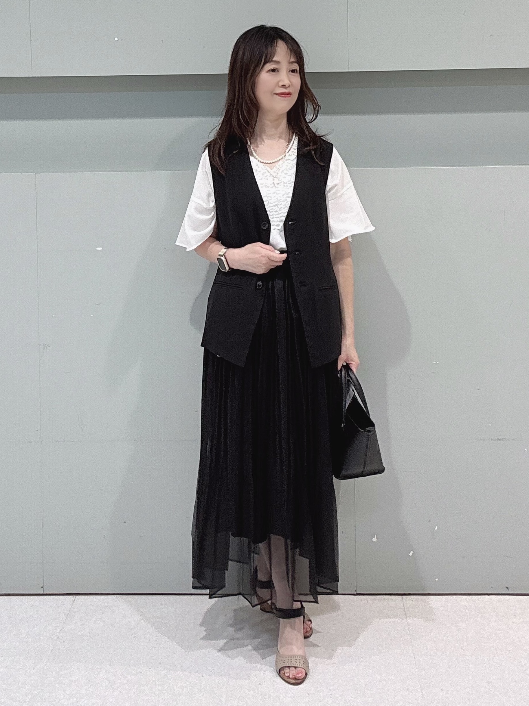makiさんの「UNTITLED｜【セットアップ可/接触冷感/通気性】ドライシアーVネックジレ」を使ったコーディネート