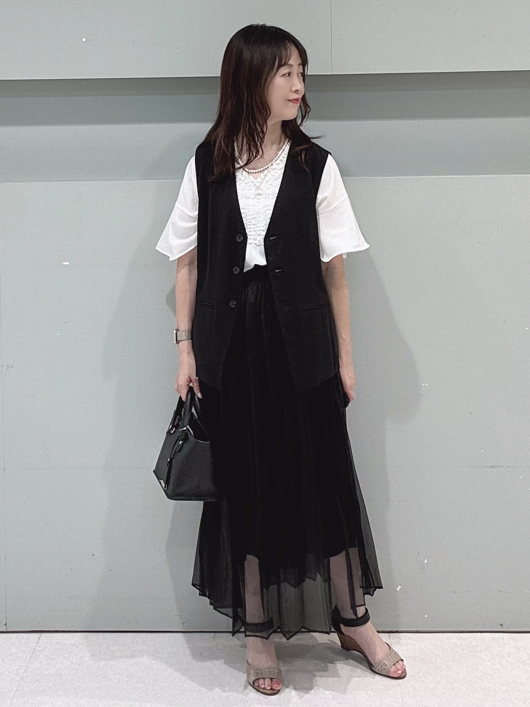 makiさんの「UNTITLED｜【セットアップ可/接触冷感/通気性】ドライシアーVネックジレ」を使ったコーディネート