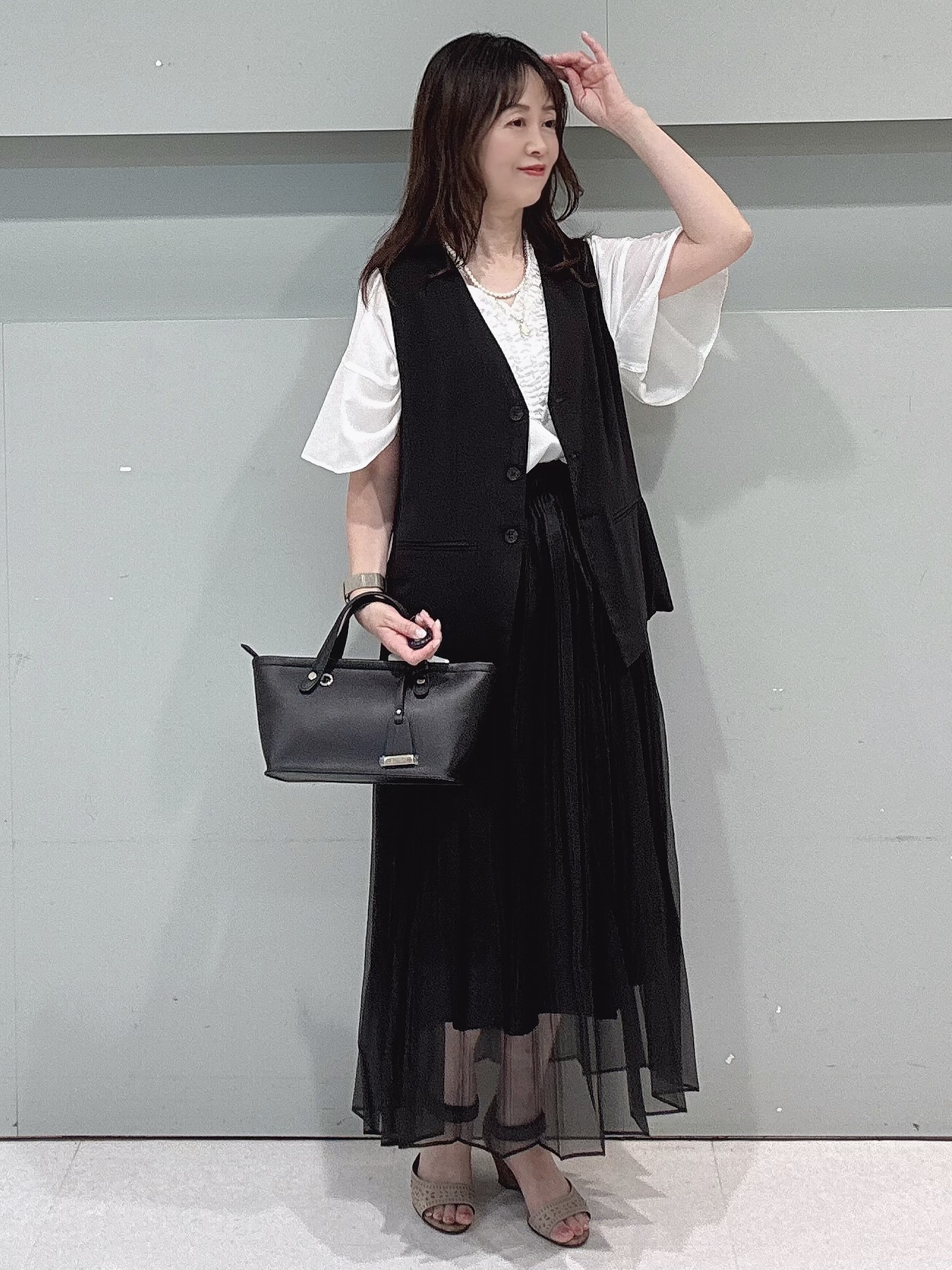 makiさんの「UNTITLED｜【セットアップ可/接触冷感/通気性】ドライシアーVネックジレ」を使ったコーディネート