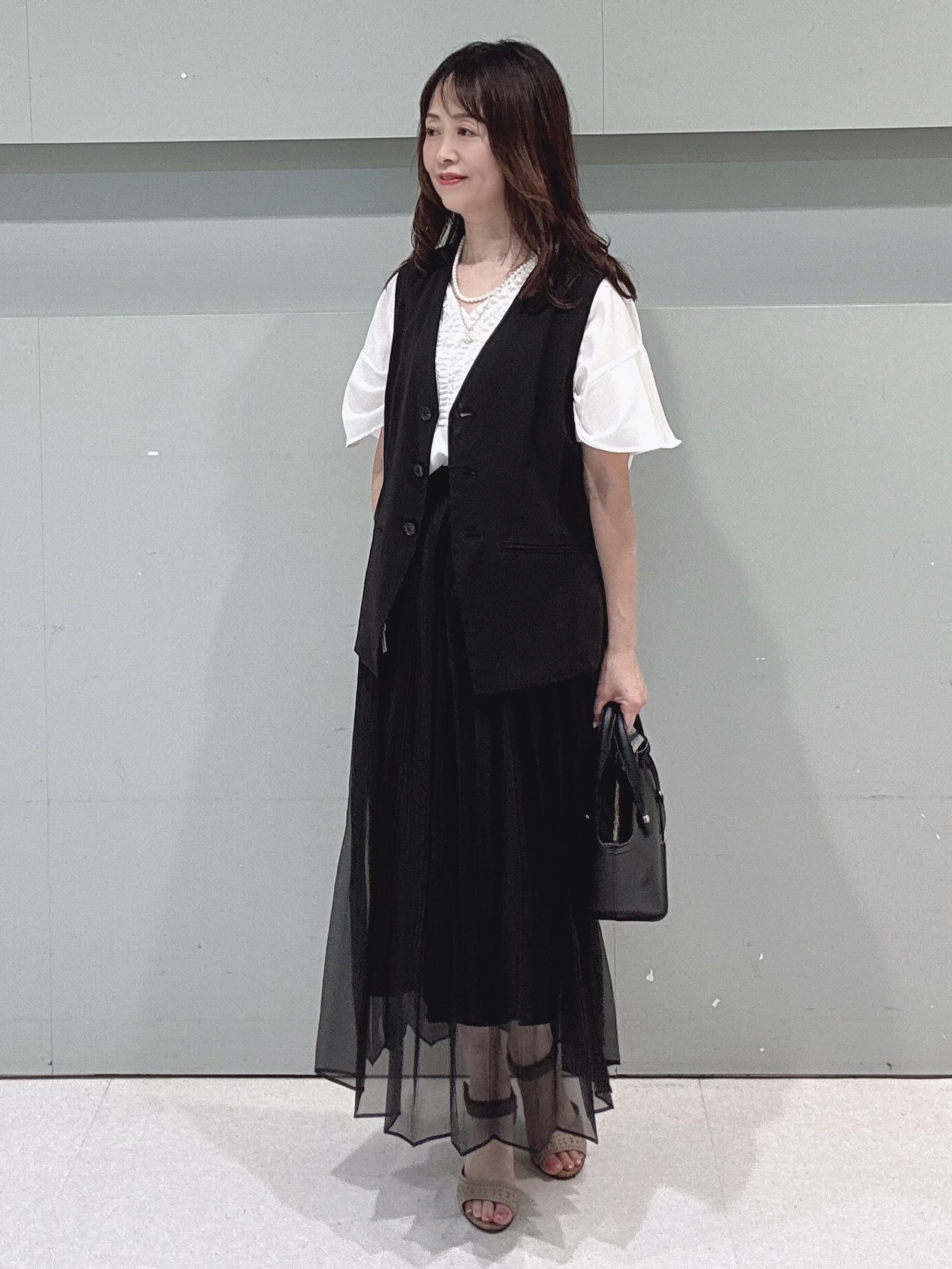 makiさんの「UNTITLED｜【セットアップ可/接触冷感/通気性】ドライシアーVネックジレ」を使ったコーディネート