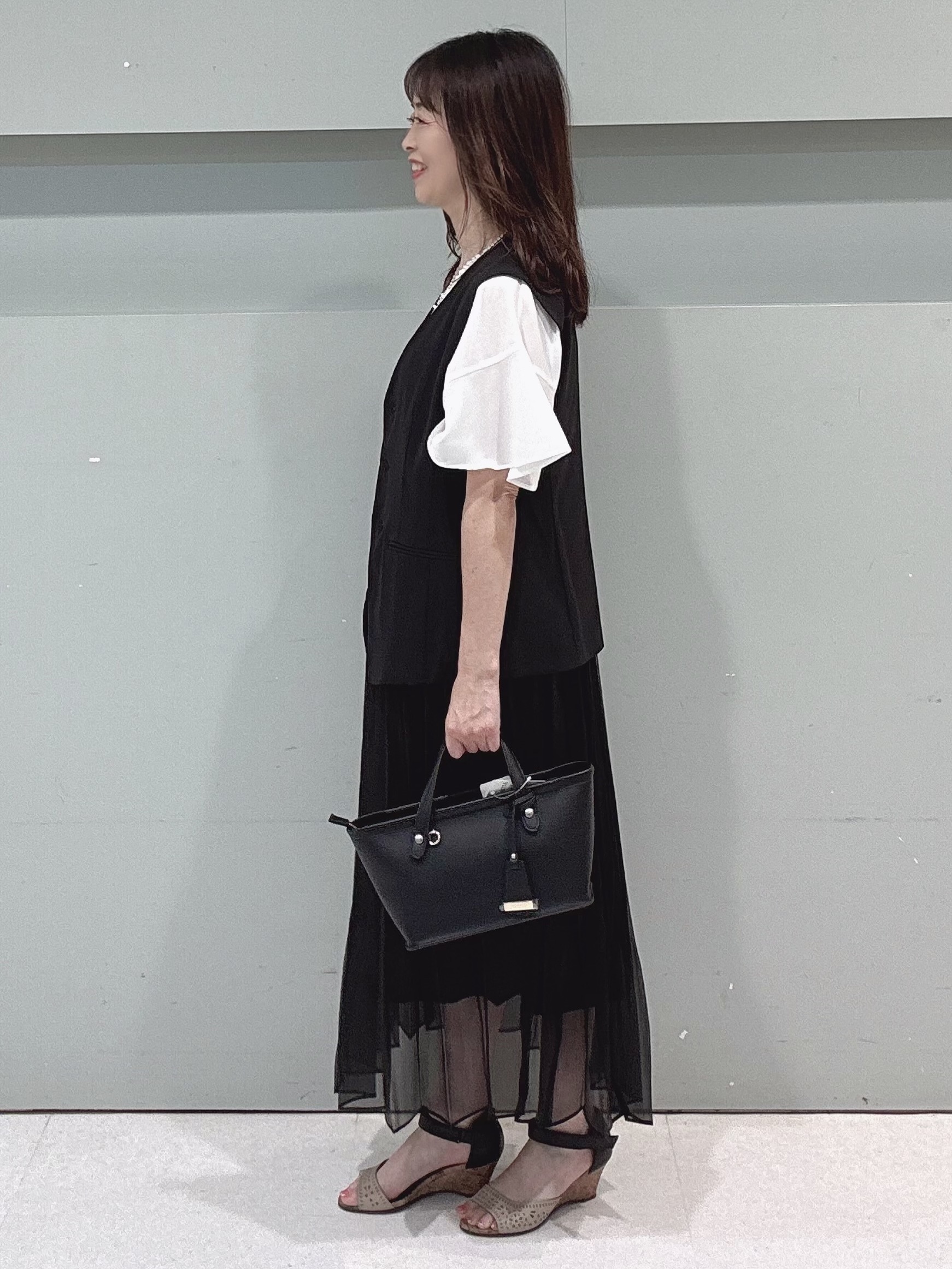makiさんの「UNTITLED｜【セットアップ可/接触冷感/通気性】ドライシアーVネックジレ」を使ったコーディネート