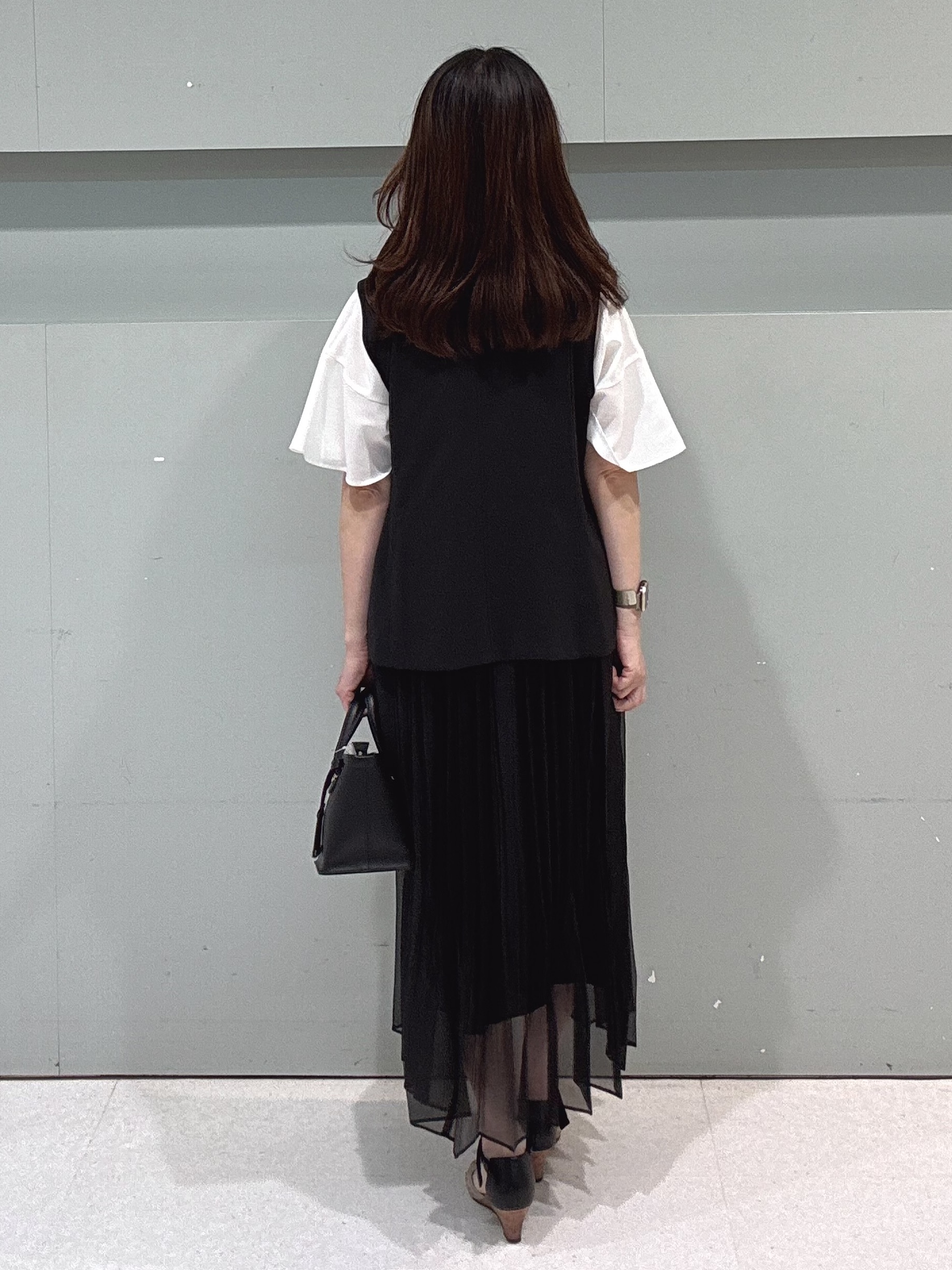 makiさんの「UNTITLED｜【セットアップ可/接触冷感/通気性】ドライシアーVネックジレ」を使ったコーディネート