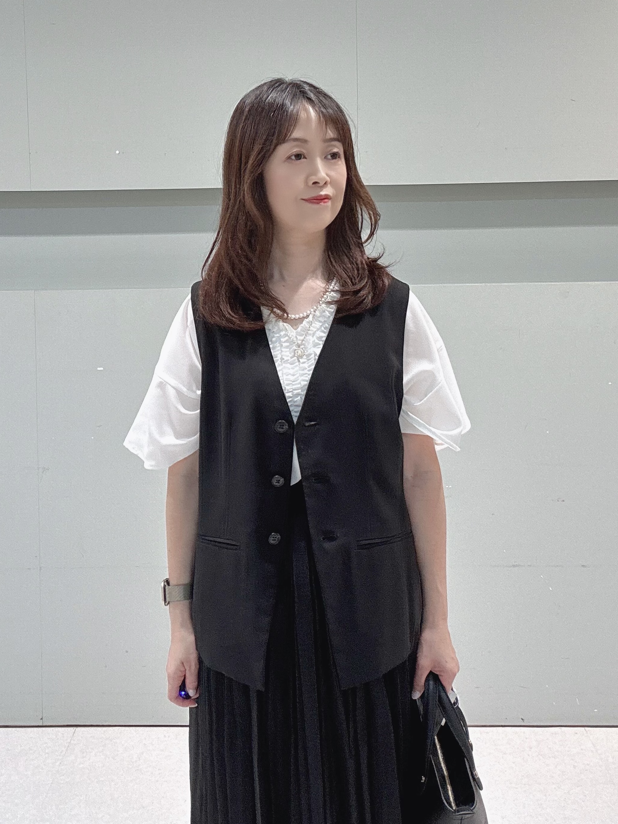makiさんの「UNTITLED｜【セットアップ可/接触冷感/通気性】ドライシアーVネックジレ」を使ったコーディネート