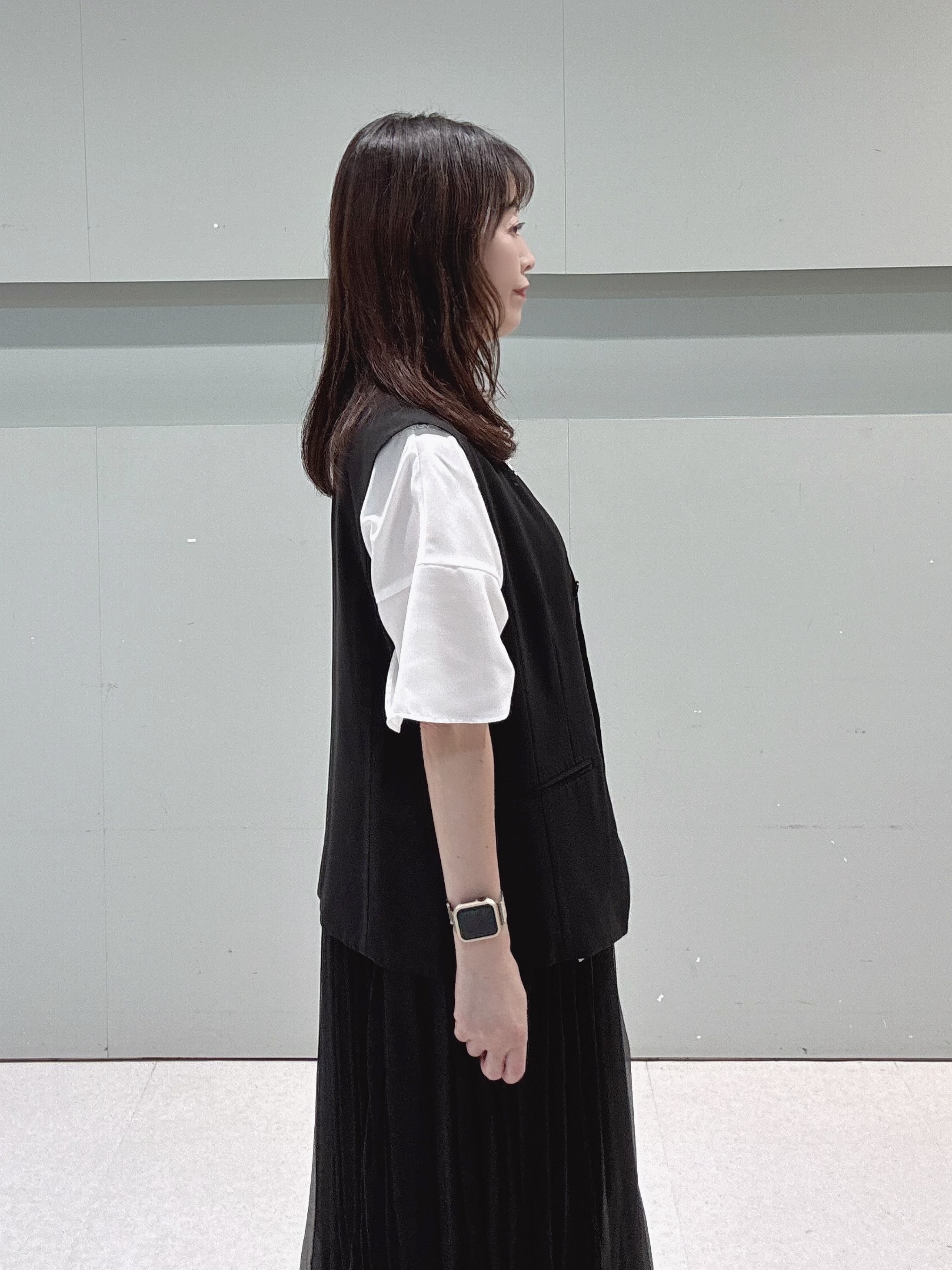 makiさんの「UNTITLED｜【セットアップ可/接触冷感/通気性】ドライシアーVネックジレ」を使ったコーディネート