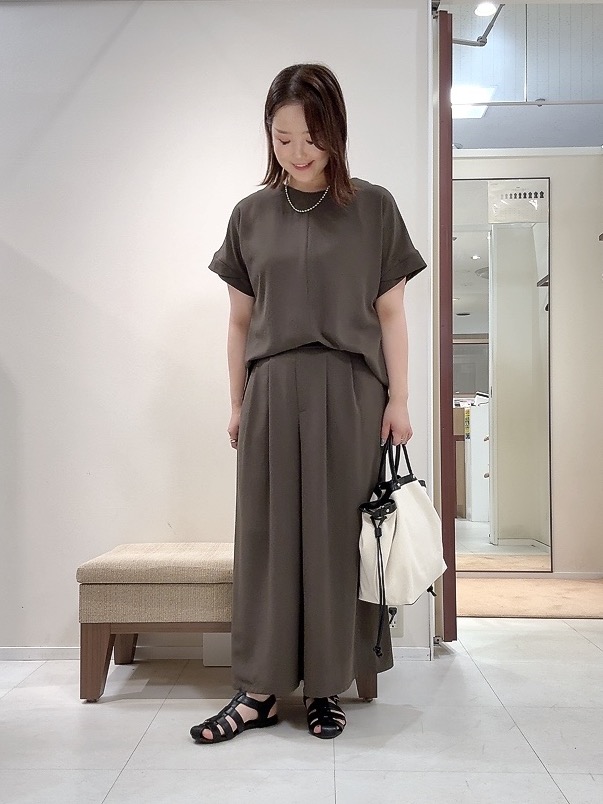 YUIさんの「UNTITLED｜【前後2WAY/はっ水/セットアップ可】リラクシーフレンチスリーブブラウス」を使ったコーディネート
