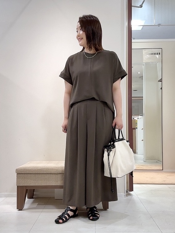 YUIさんの「UNTITLED｜【前後2WAY/はっ水/セットアップ可】リラクシーフレンチスリーブブラウス」を使ったコーディネート