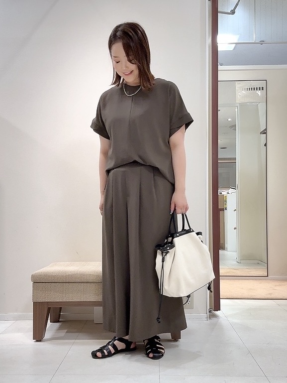YUIさんの「UNTITLED｜【前後2WAY/はっ水/セットアップ可】リラクシーフレンチスリーブブラウス」を使ったコーディネート