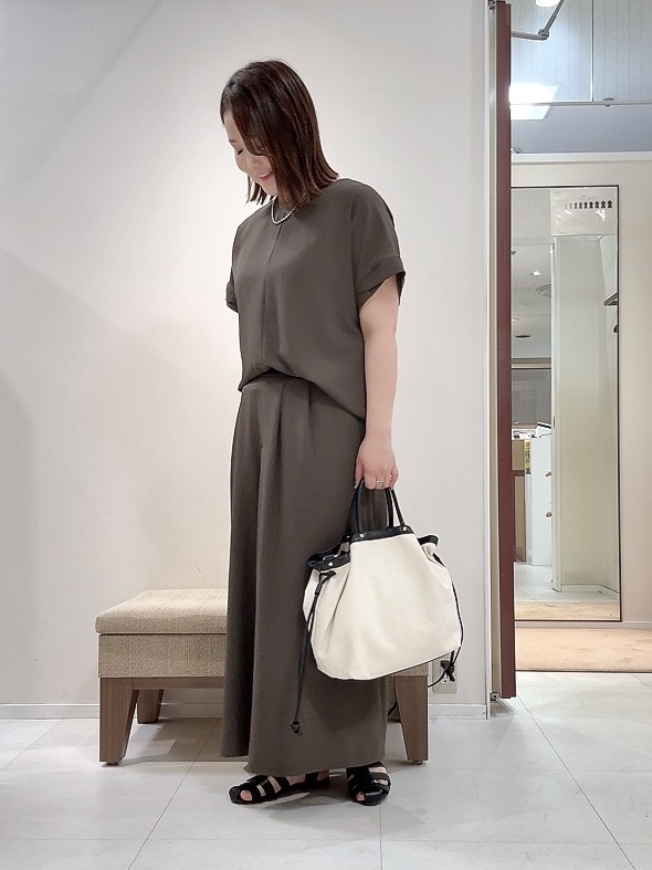 YUIさんの「UNTITLED｜【前後2WAY/はっ水/セットアップ可】リラクシーフレンチスリーブブラウス」を使ったコーディネート