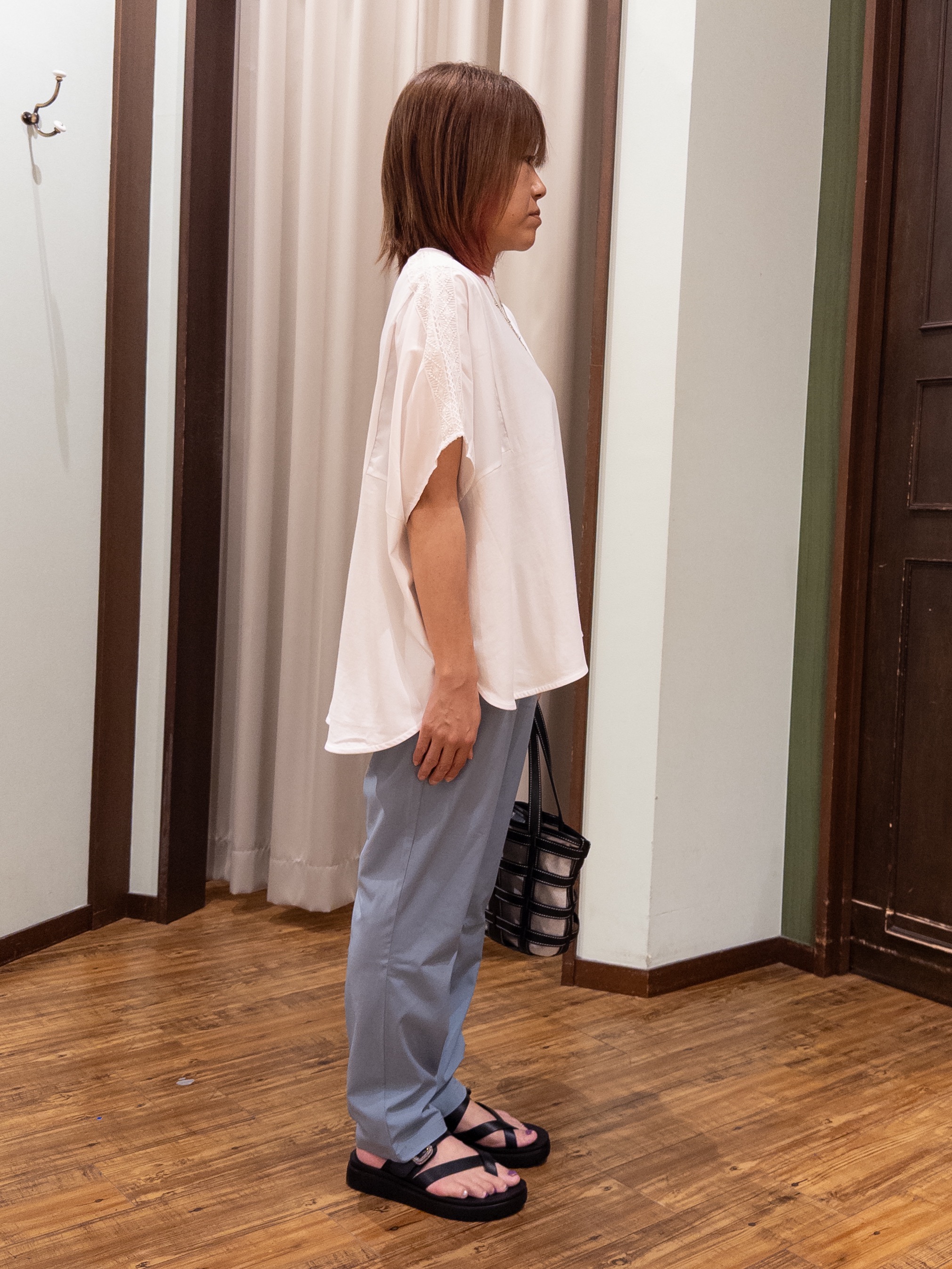 みかりん さんの「SHOO･LA･RUE｜【ひんやり/洗濯機可/体型カバー】インせず着られる 肩レース切り替えポンチョ風トップス」を使ったコーディネート