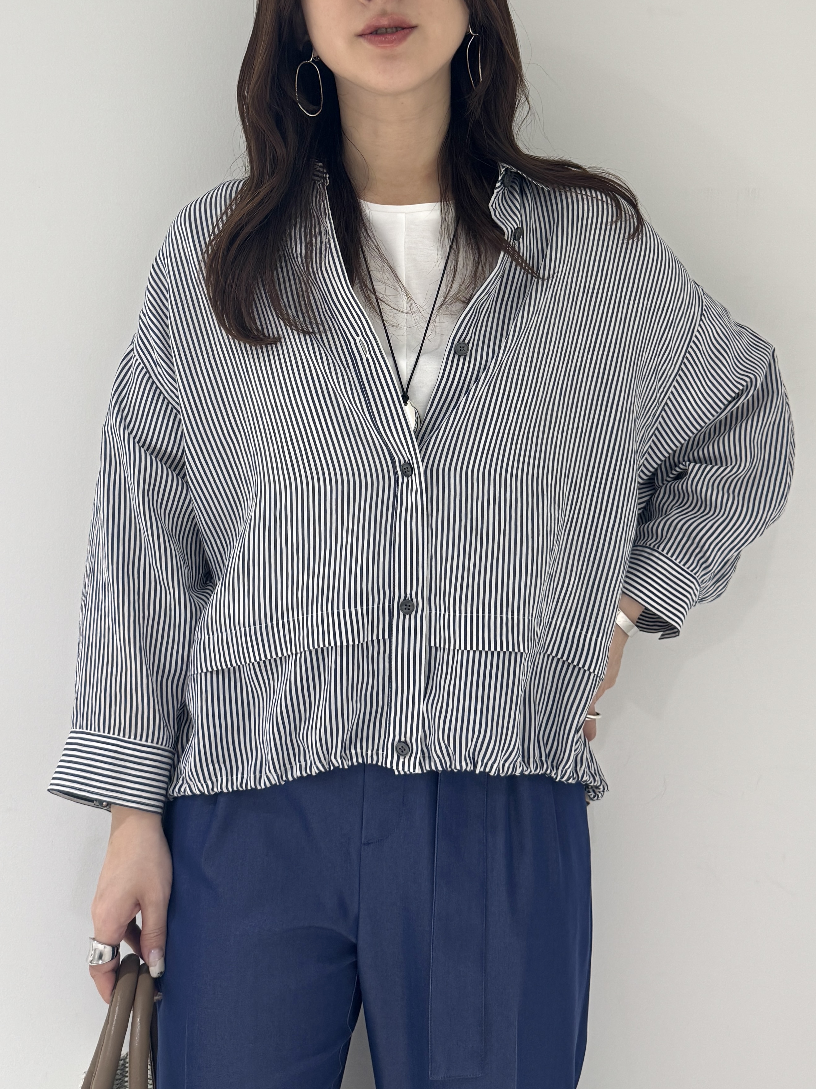 そんさんの「INDIVI｜【接触冷感／洗える／2WAY】ドロスト付 シアーシャンブレーシャツ」を使ったコーディネート
