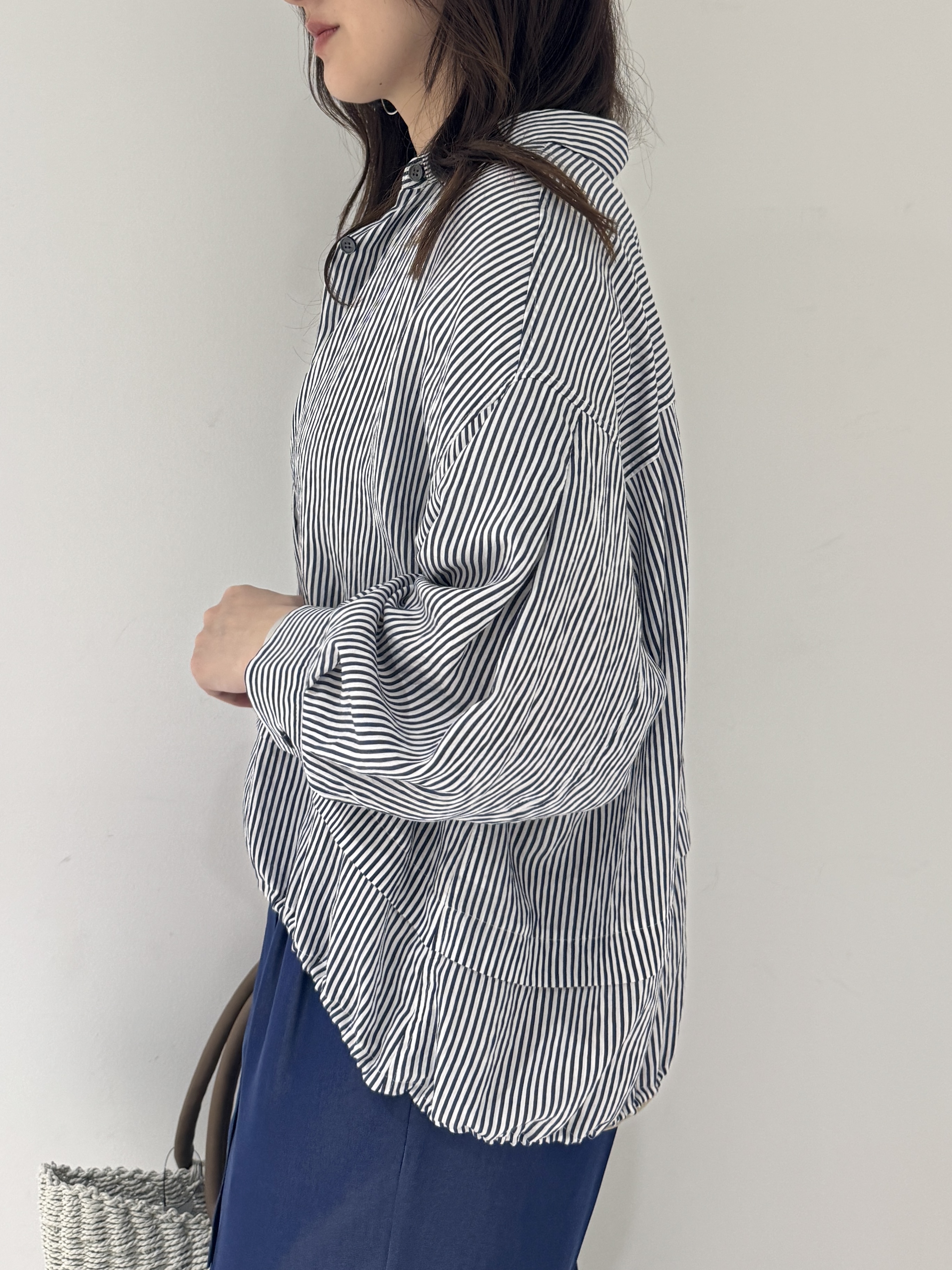 そんさんの「INDIVI｜【接触冷感／洗える／2WAY】ドロスト付 シアーシャンブレーシャツ」を使ったコーディネート