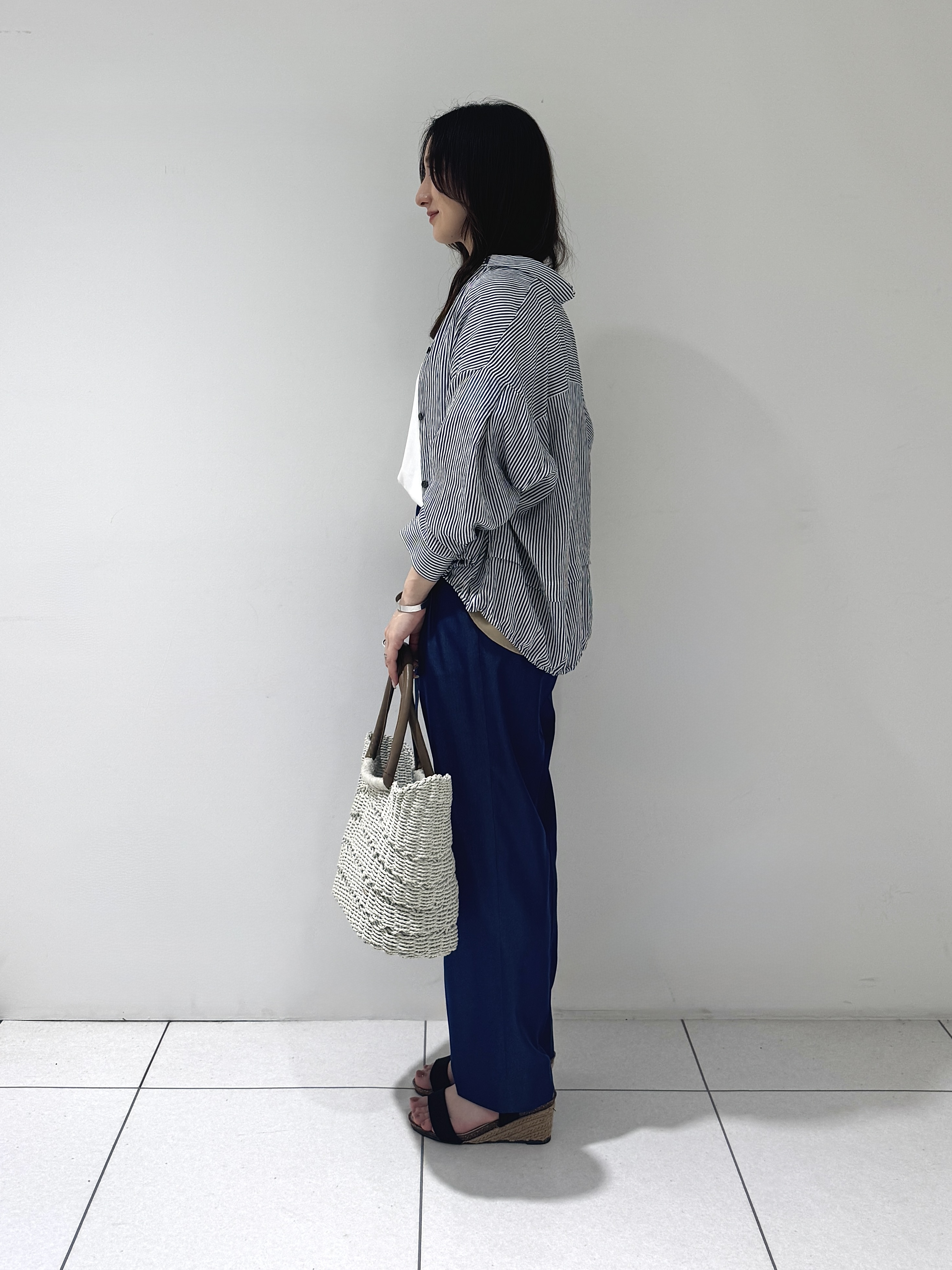 そんさんの「INDIVI｜【接触冷感／洗える／2WAY】ドロスト付 シアーシャンブレーシャツ」を使ったコーディネート