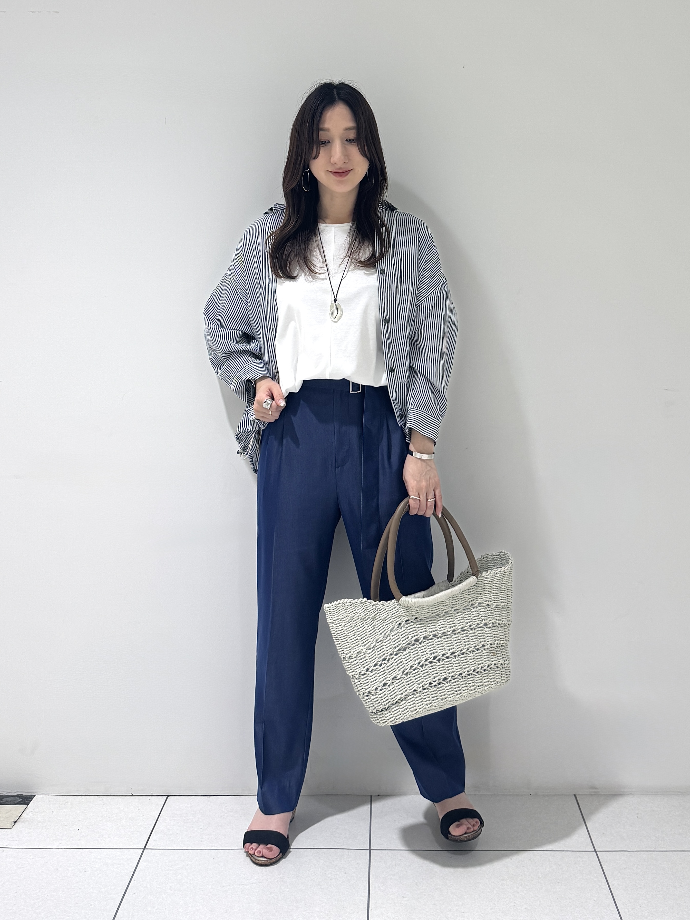 そんさんの「INDIVI｜【接触冷感／洗える／2WAY】ドロスト付 シアーシャンブレーシャツ」を使ったコーディネート